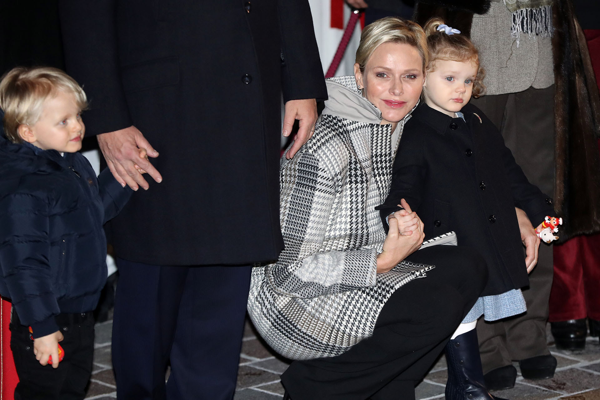 Radiante y amorosa, así se mostró Charlene durante toda la ceremonia en la que no se despegó de su familia /// Fotos: AFP