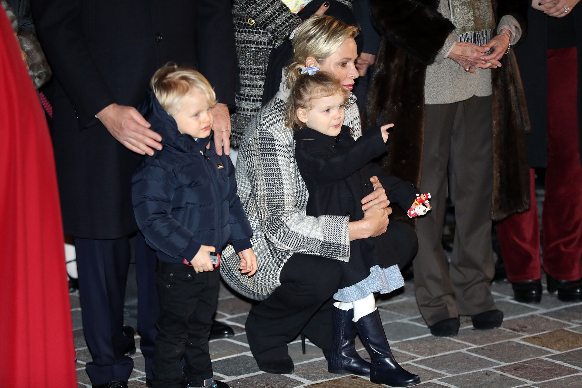 La pequeña Gabriella lució un tapado oscuro, que dejaba ver un vestido celeste debajo, y botas altas