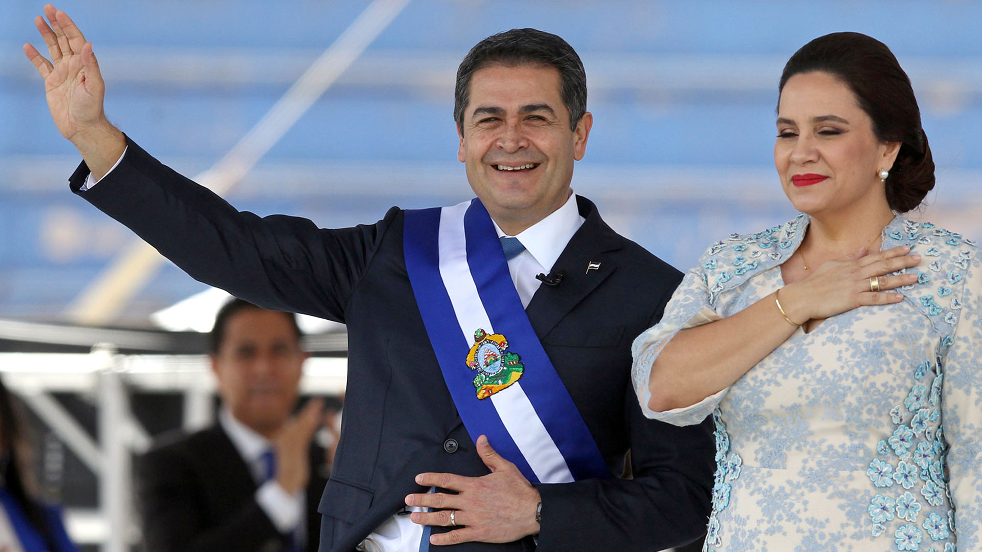 El presidente de Honduras, Juan Orlando Hernández, saluda a su esposa Ana García de Hernández, después de recibir la banda presidencial para un nuevo mandato durante su toma de posesión en el Estadio Nacional Tiburcio Carias Andino en Tegucigalpa, Honduras, el 27 de enero de 2018 (Reuters)