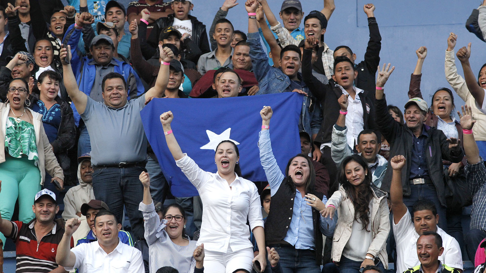 Los simpatizantes aclaman mientras aguardan el juramento del presidente de Honduras, Juan Orlando Hernández, en el Estadio Nacional de Tegucigalpa, Honduras, el sábado 27 de enero de 2018 (AP)