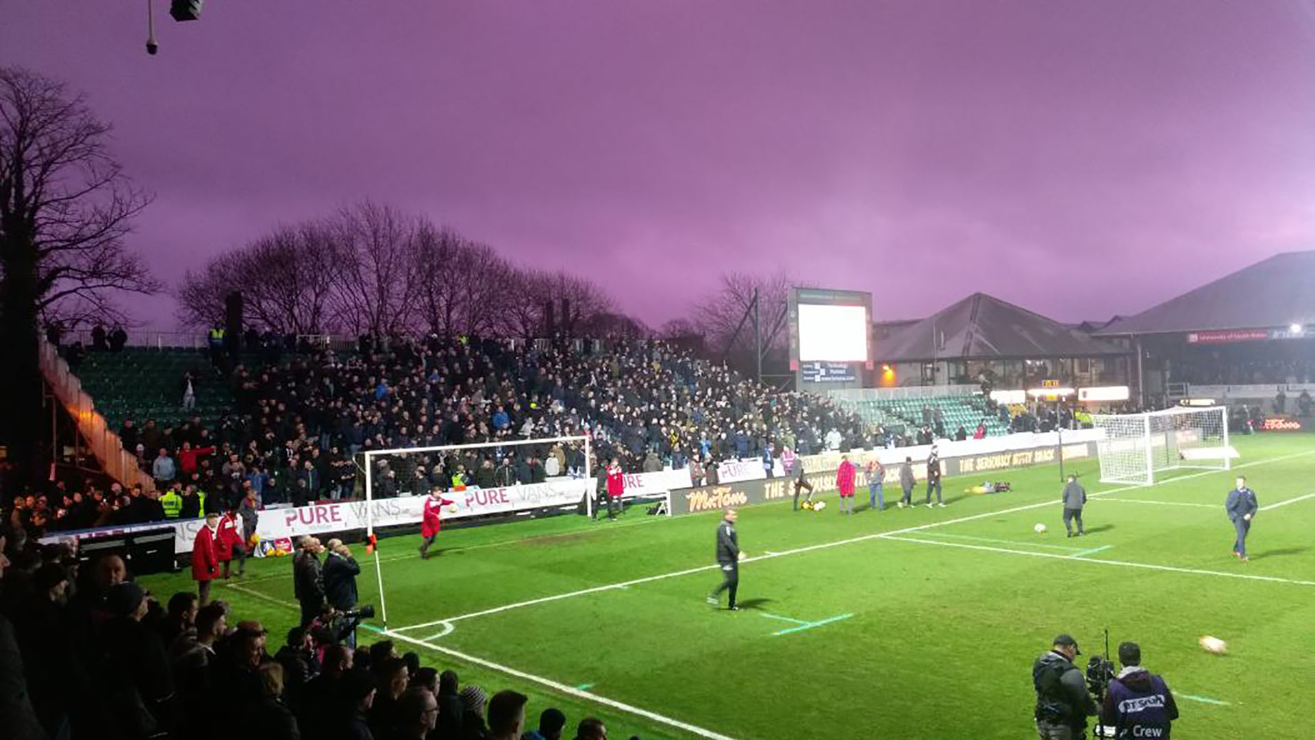 Muchos fanáticos le prestaron más atención al cielo que al partido
