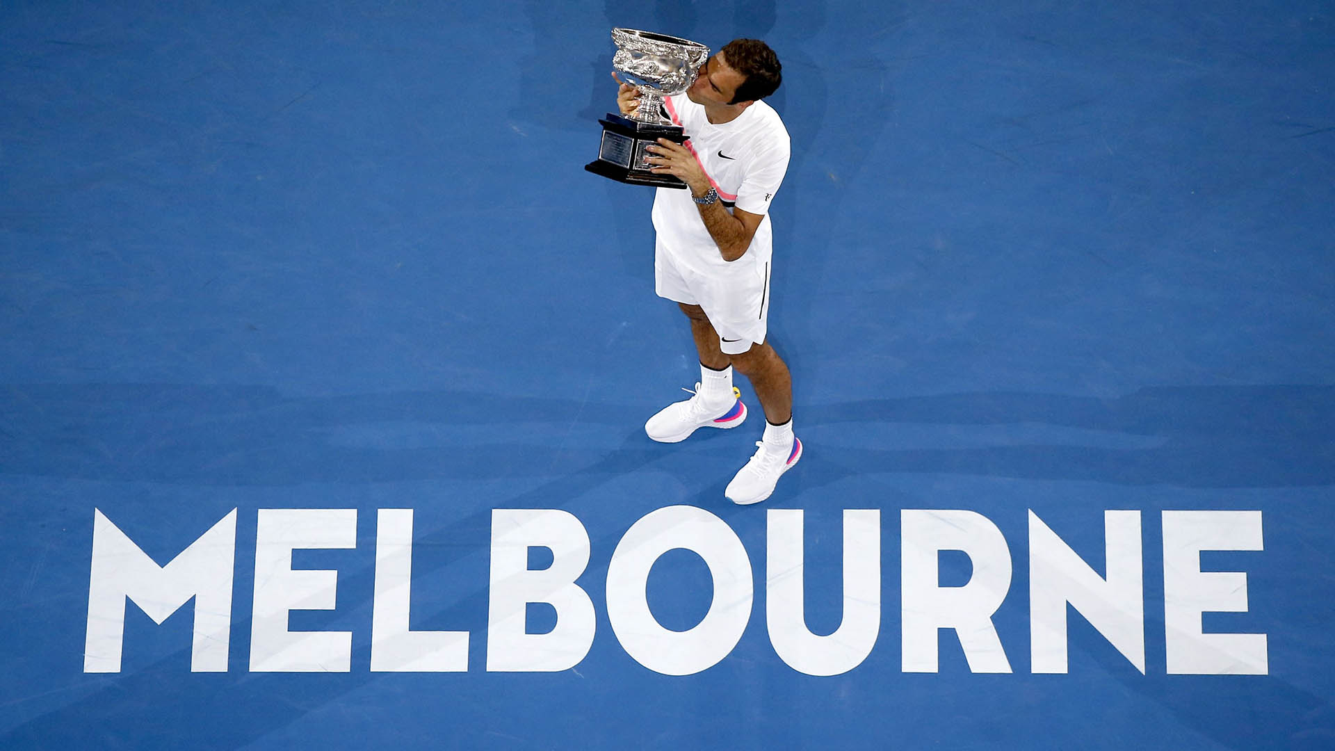 Roger Federer alza la copa del Abierto de Australia, en Sídney, el 28 de enero