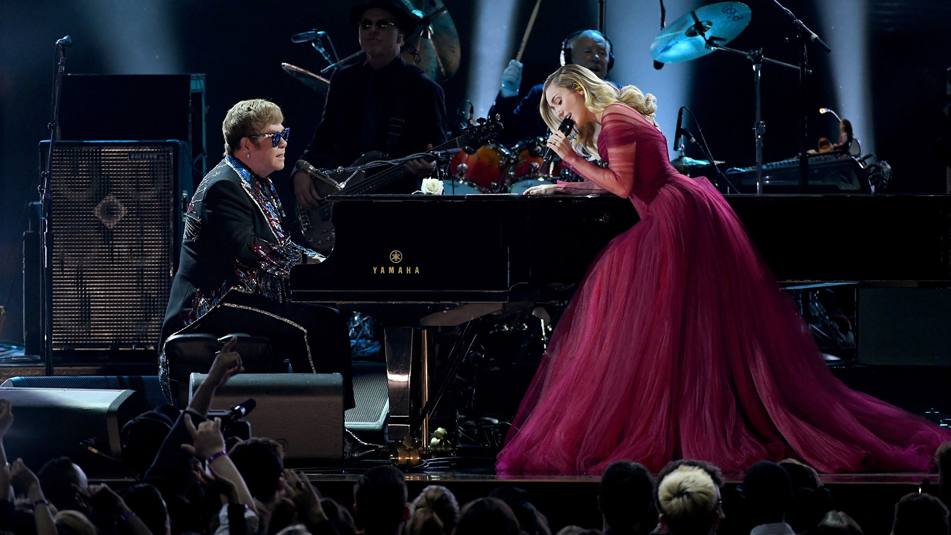 Luego Miley deslumbró con un vestido princesa en color borravino con metros de tul al cantar con Elton John