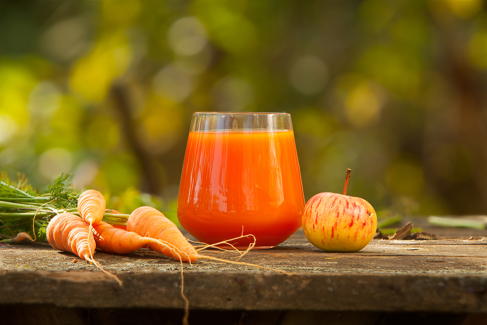 Los fitonutrientes se encuentran en frutas y verduras como las zanahorias y la espinaca (Getty Images)