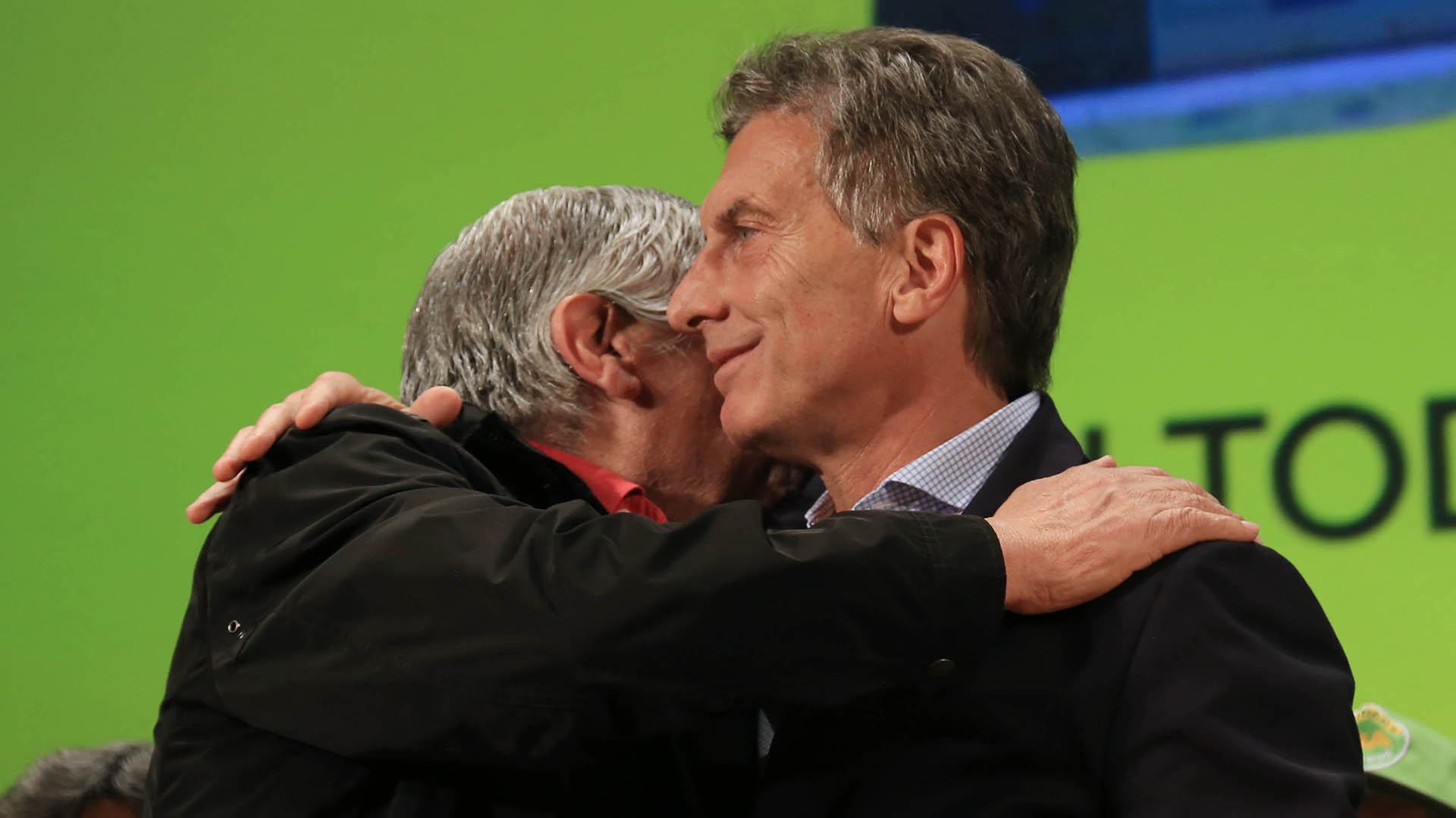 Otros tiempos: abrazos en la Usina del Arte cuando Macri era precandidato a presidente y Moyano secretario general de la CGT Azopardo