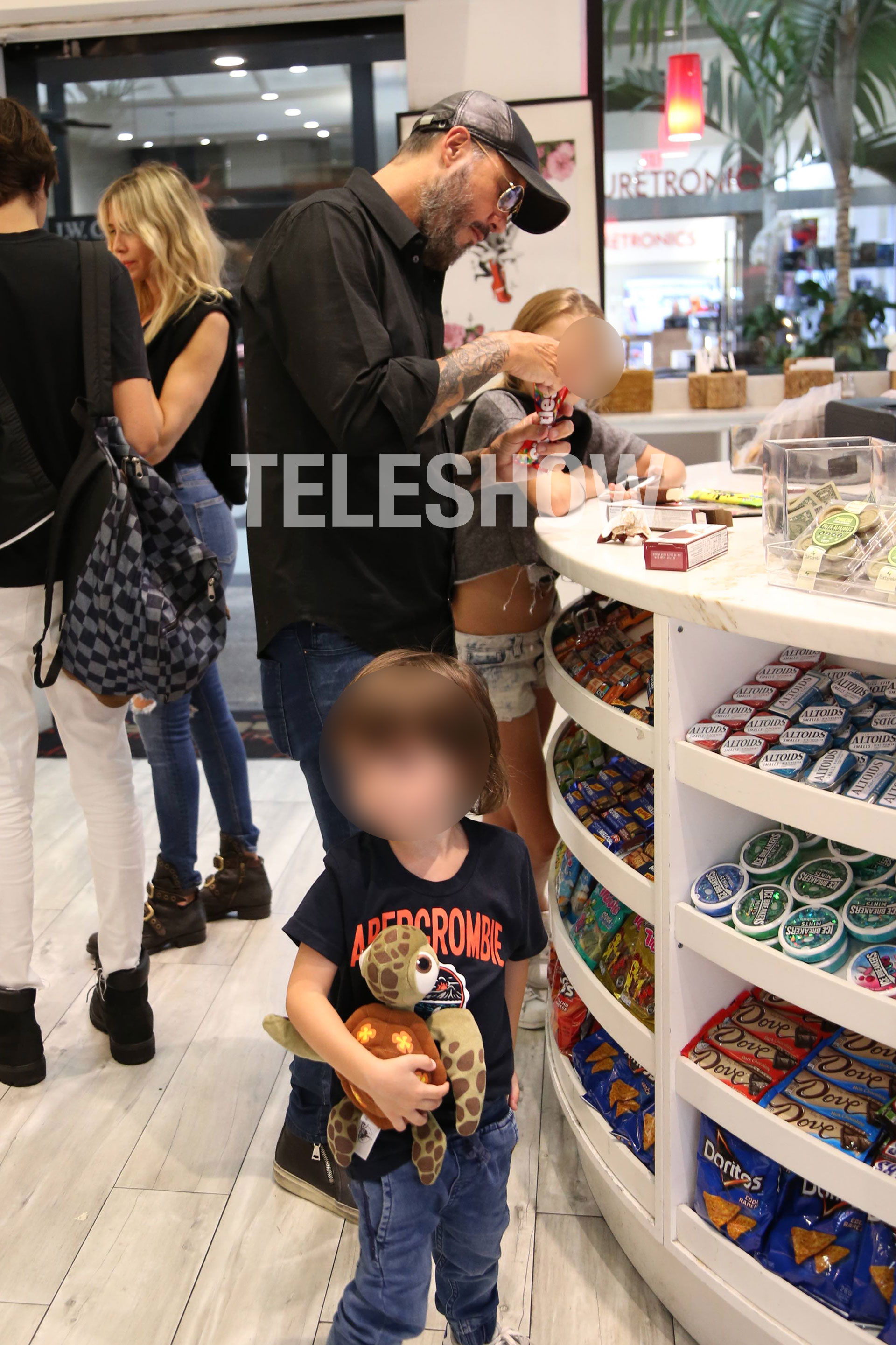 El conductor compra algunas golosinas, mientras Lolo, su hijo menor, espera paciente