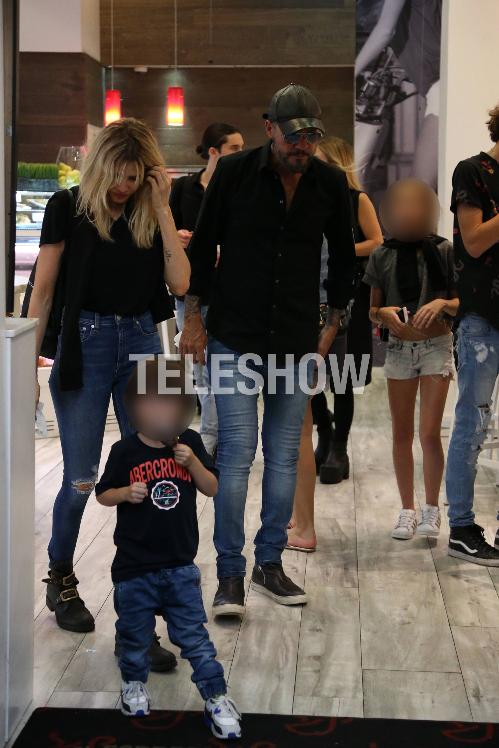 Compraron ropa en una reconocida marca internacional, pararon para comer y también tomaron helado