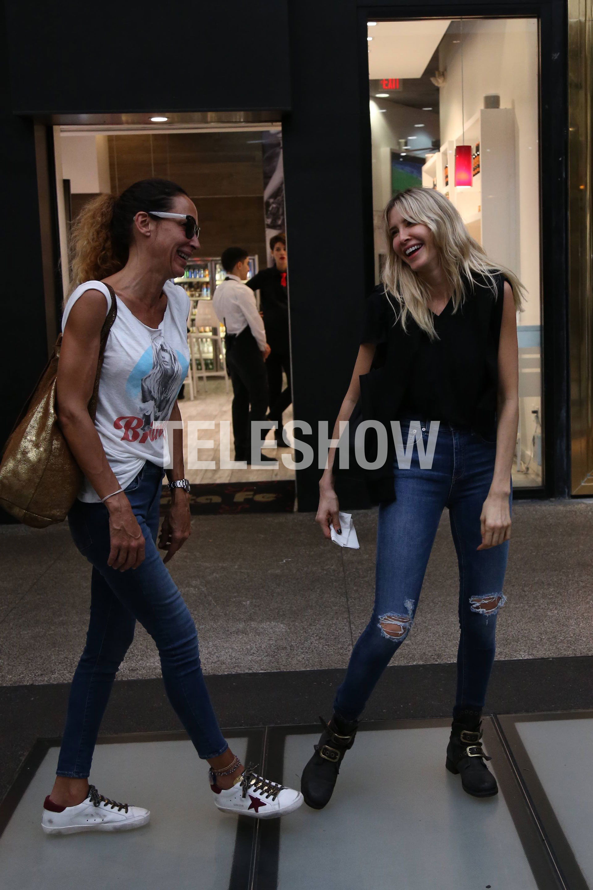 Guillermina ríe con su amiga, Ana Paula Dutil
