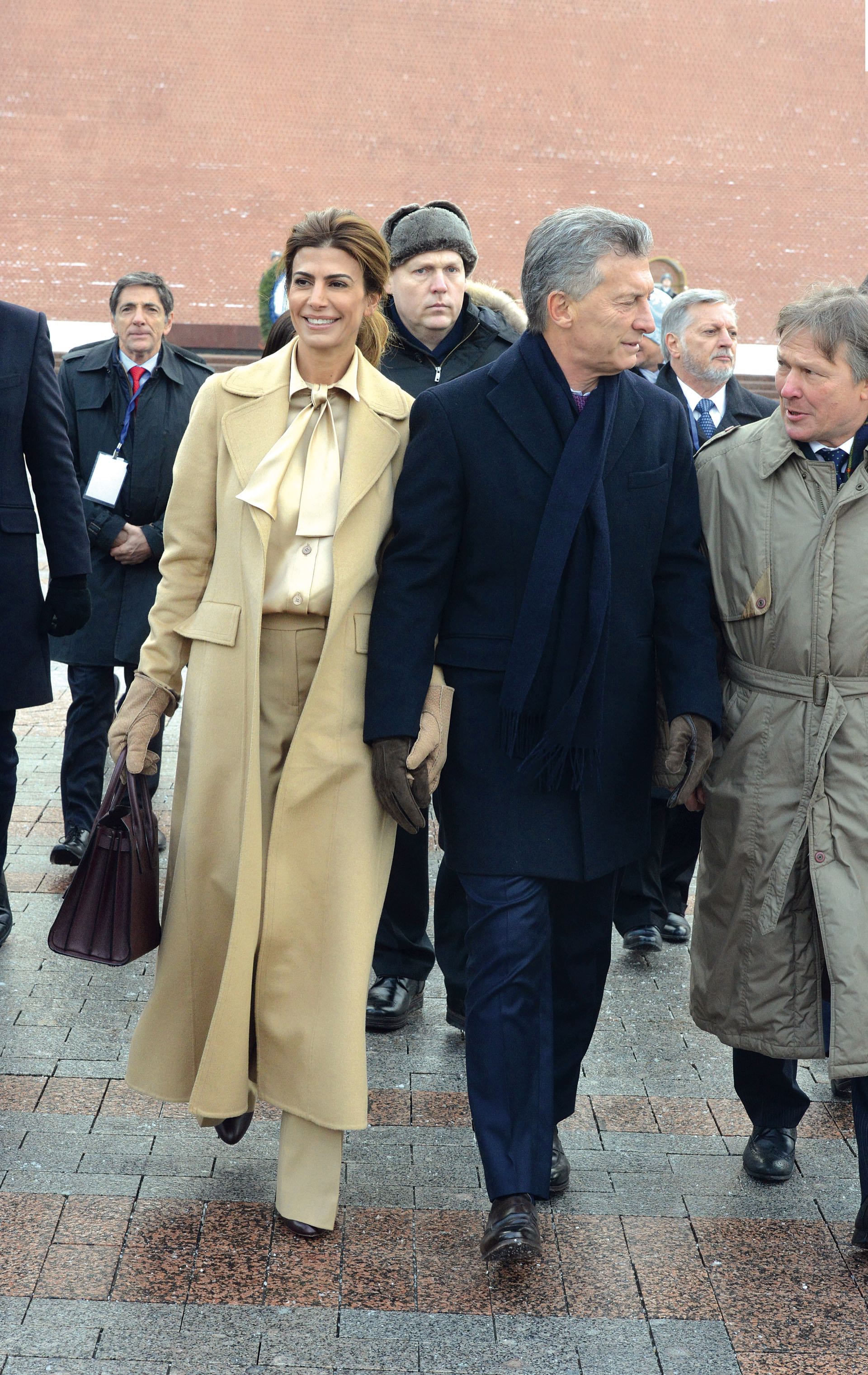 También se robó la atención con un outfit total camel.