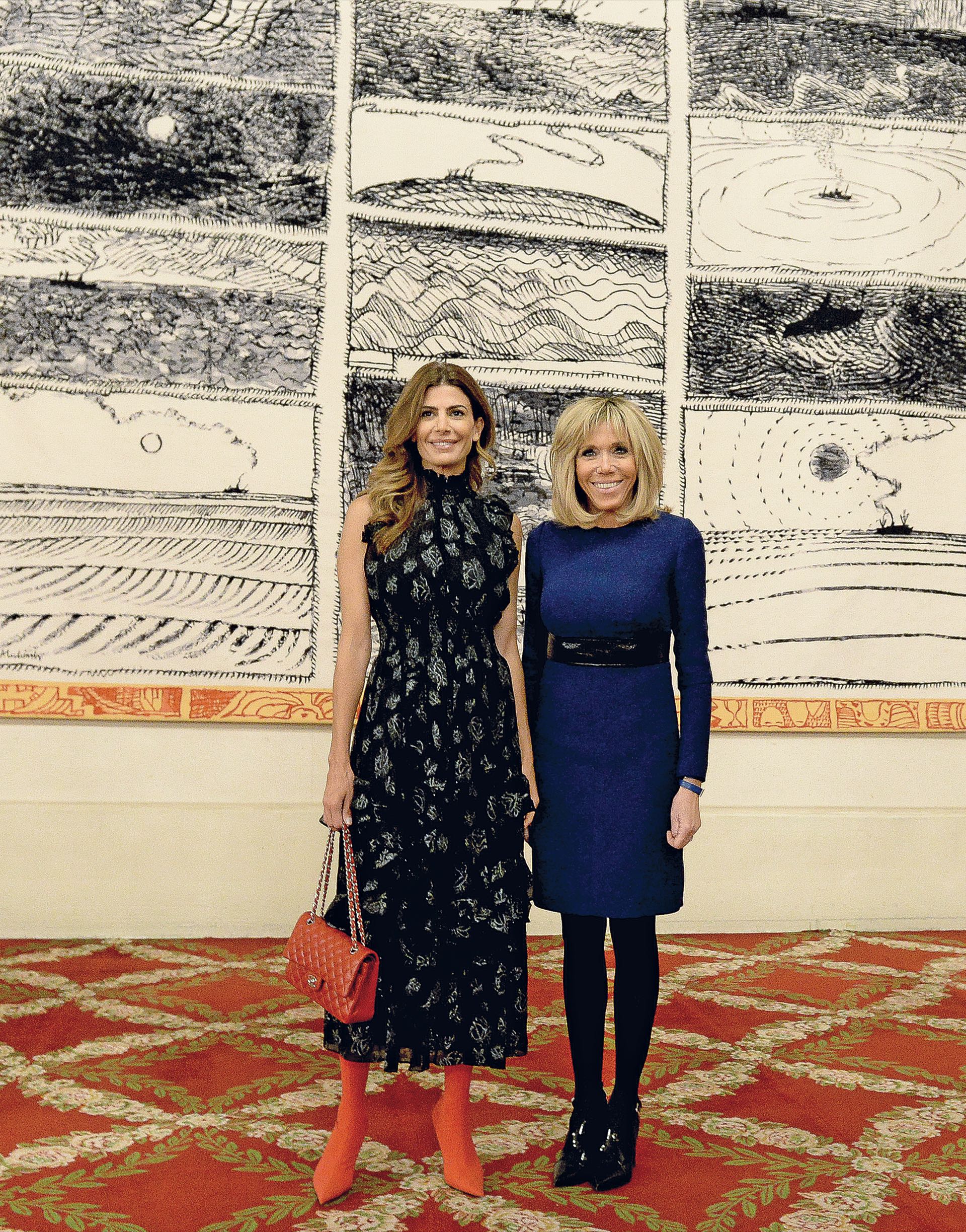En París, en su meeting con Brigitte Macron, lució jugadísimas botas rojas y con su vestido de brocato matcheó el azul océano de la francesa.