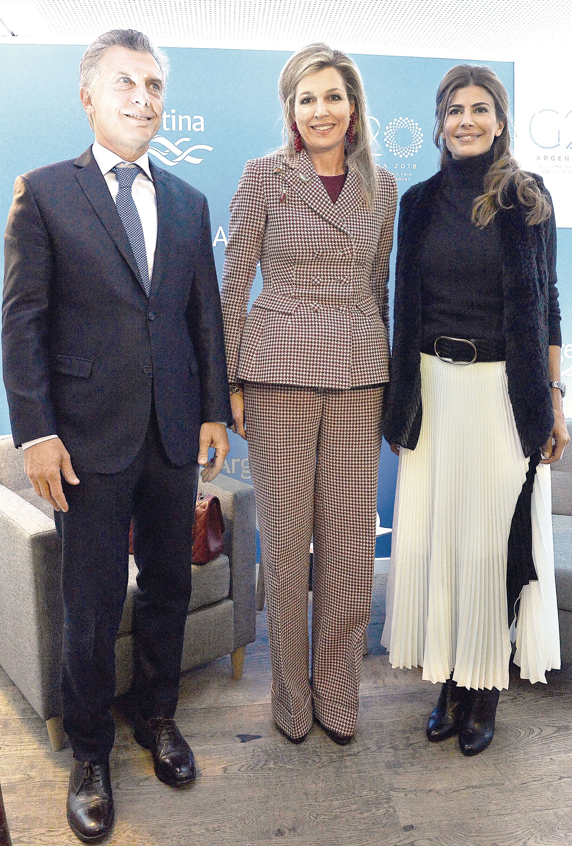 El encuentro con Máxima en Davos fue el primer challenge de moda del 2018. Mientras Máxima eligió sastrería en tartán, pins de insectos, aros tejidos y un peinado desfavorecedor, Juliana, fiel a su estilo effortless chic, lució falda plisada, cashmere de cuello alto y chaleco de piel.