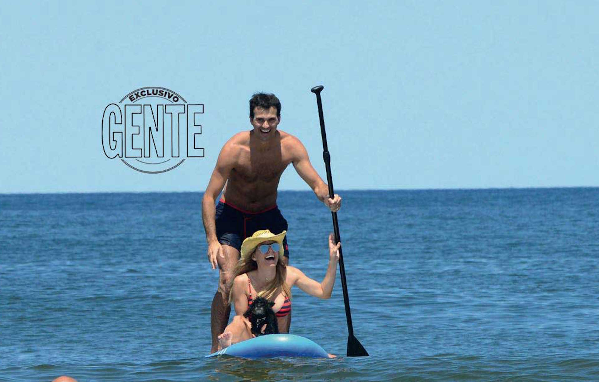 Con Molly a bordo de la tabla, la pareja lo pasó genial. (Foto Alejandro Carra/GENTE)