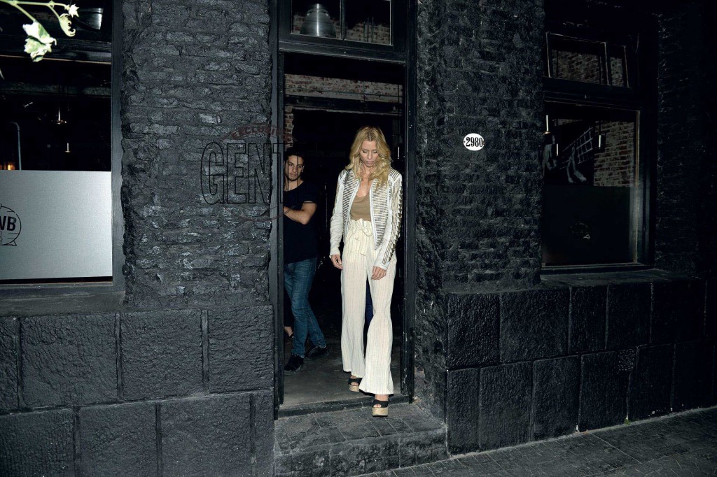 Nicole sale del restó de Mar del Plata. (Foto Diego García GENTE)