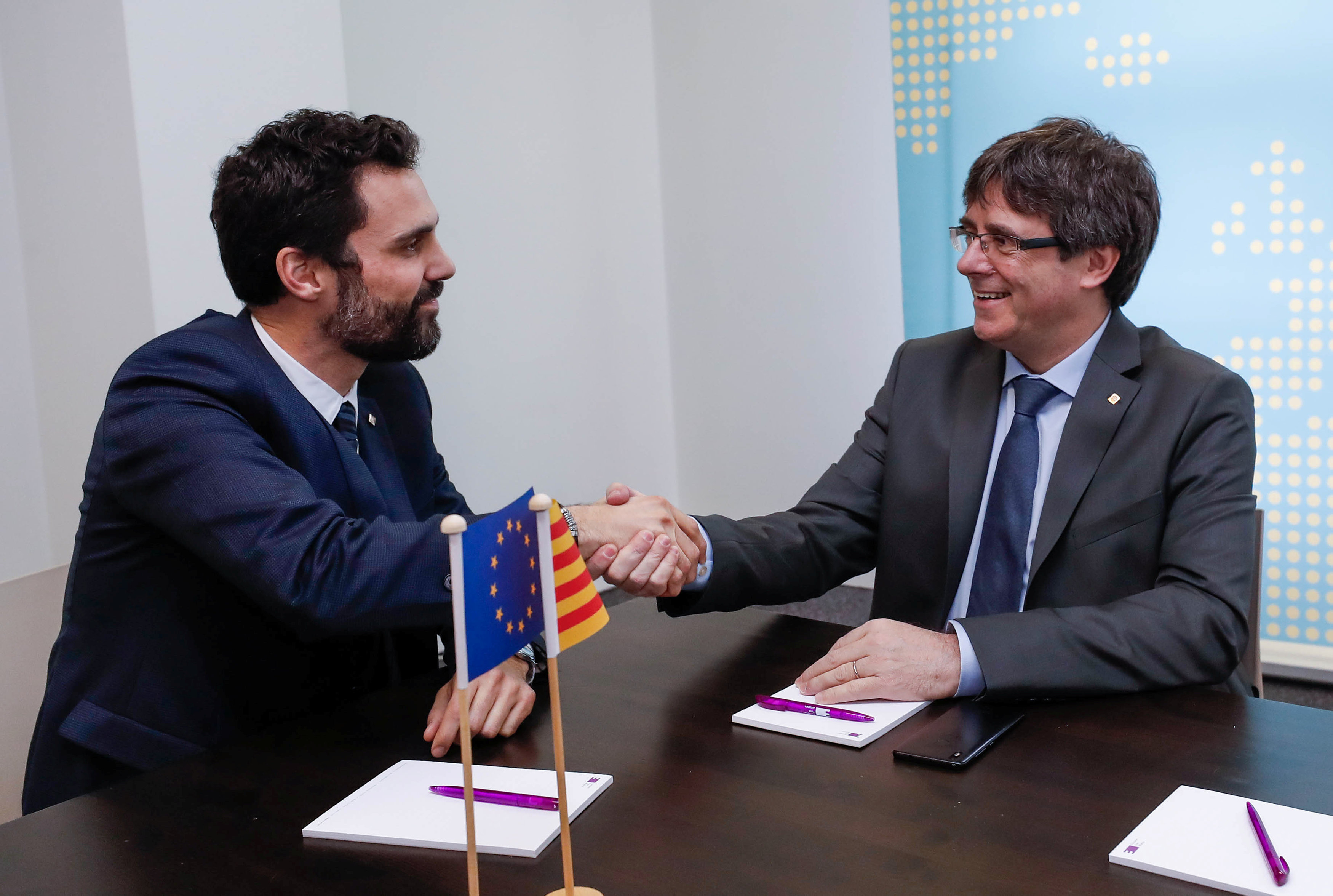 El destituido presidente catalán Carles Puigdemont y el presidente del parlamento Roger Torrent, durante su encuentro en Bruselas (Reurters/Yves Herman)