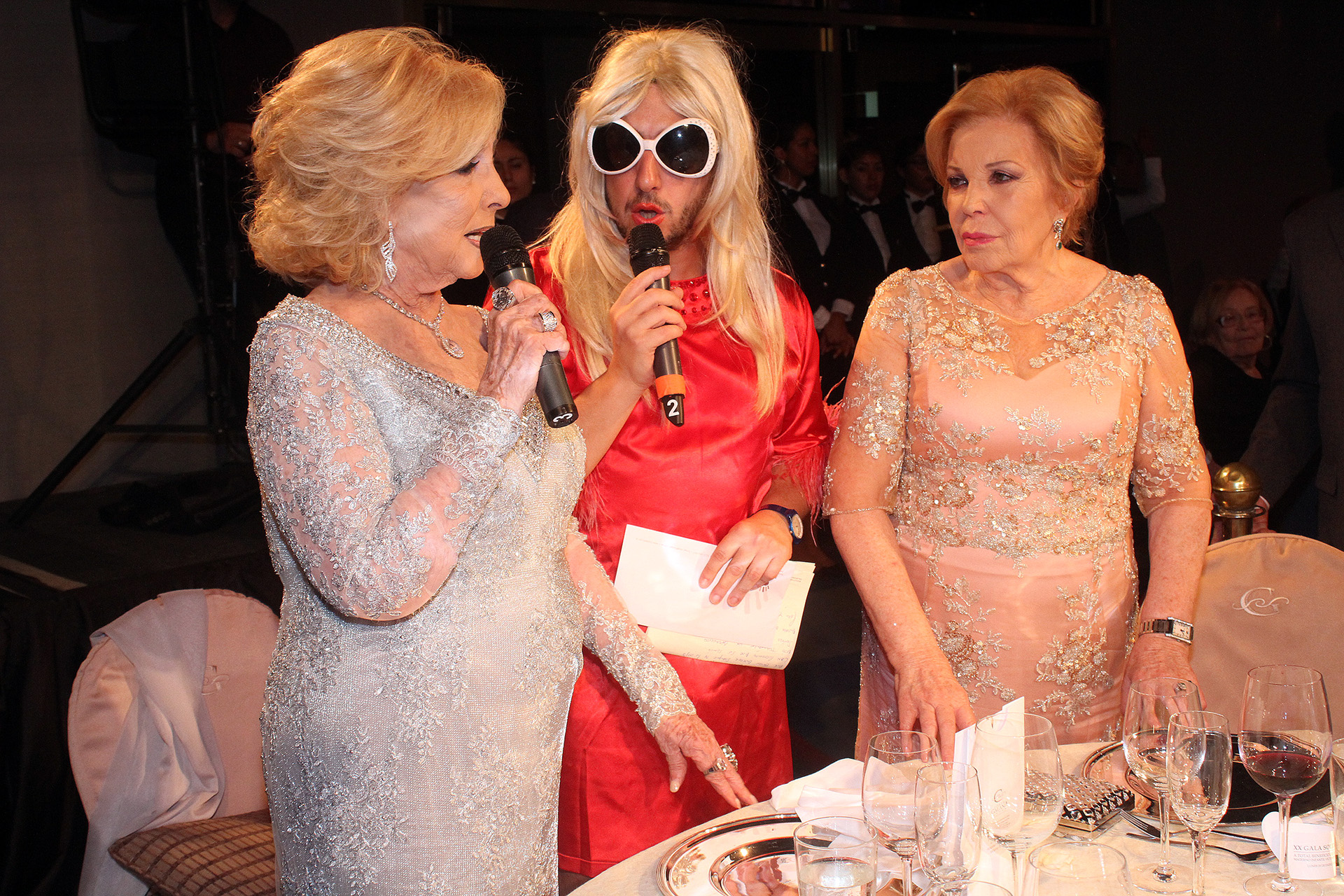 Chiquita y María del Carmen Álvarez Argüelles junto con el personaje de Estelita, interpretado por Jey Mammon