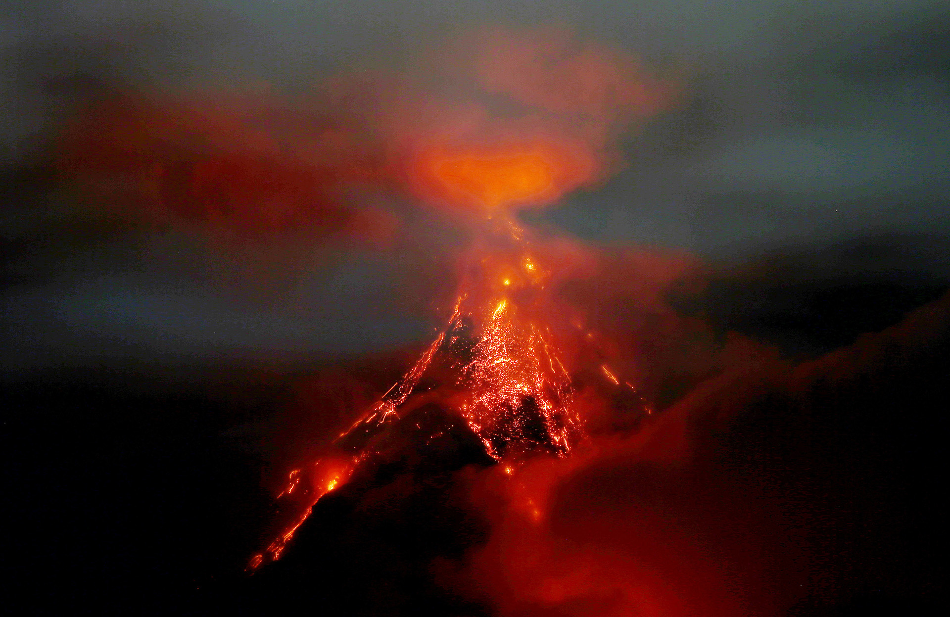 En Filipinas (foto), Hawai y Guatemala se registraron importantes erupciones de volcanes. (AP)