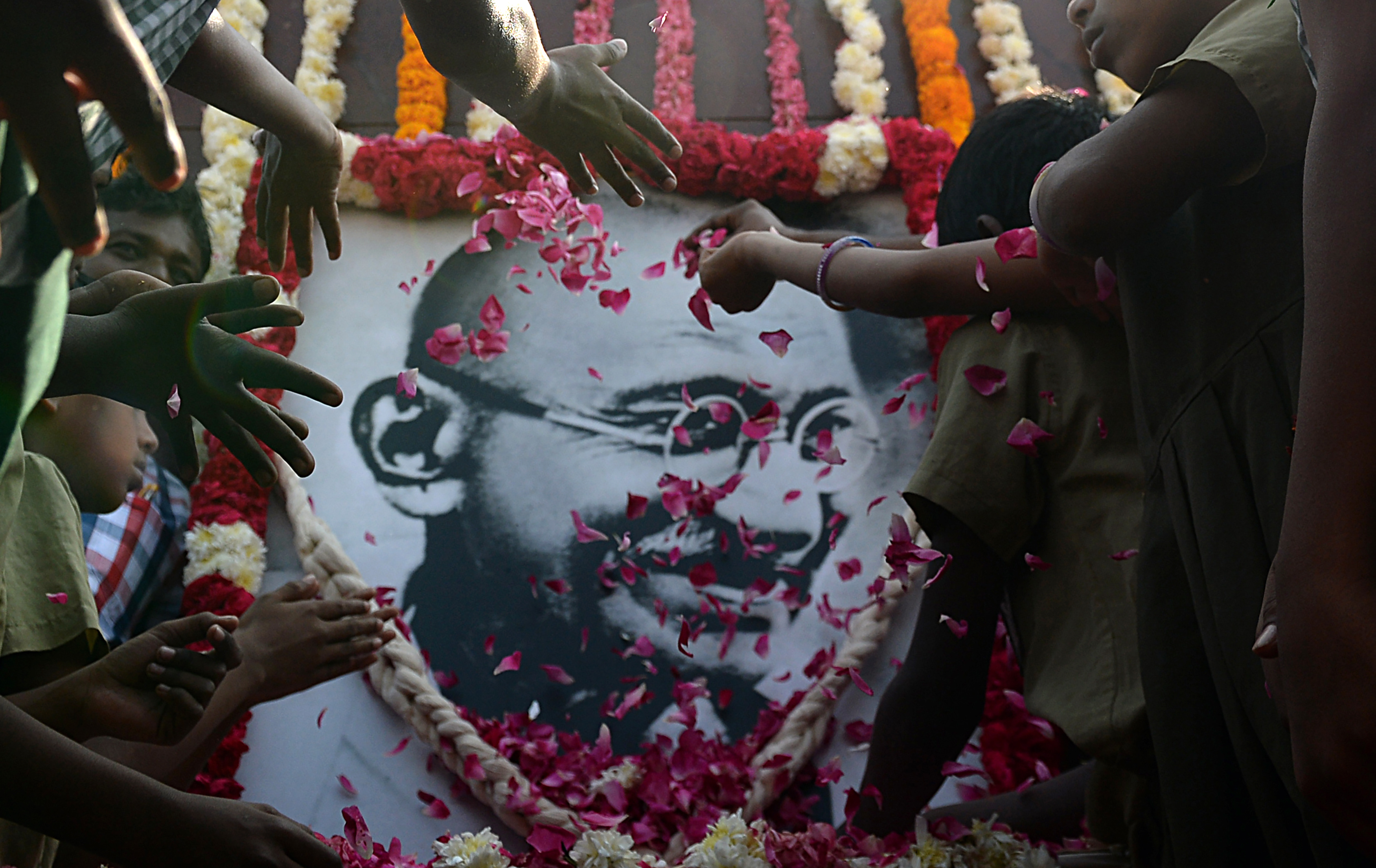 Niños en edad escolar rinden homenaje al “padre” de la India (AFP)