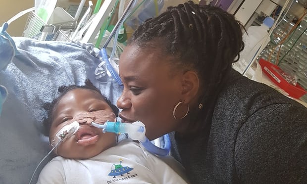 Takesha Thomas cuida al pequeño Isaiah Haastrup