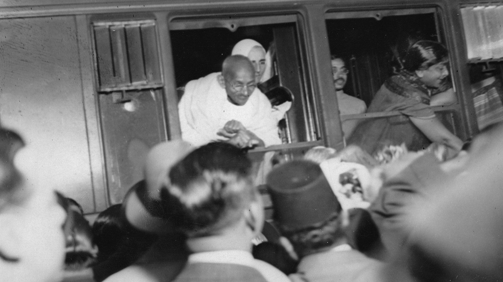 Gandhi durante un viaje a París (Imagno/Getty Images)