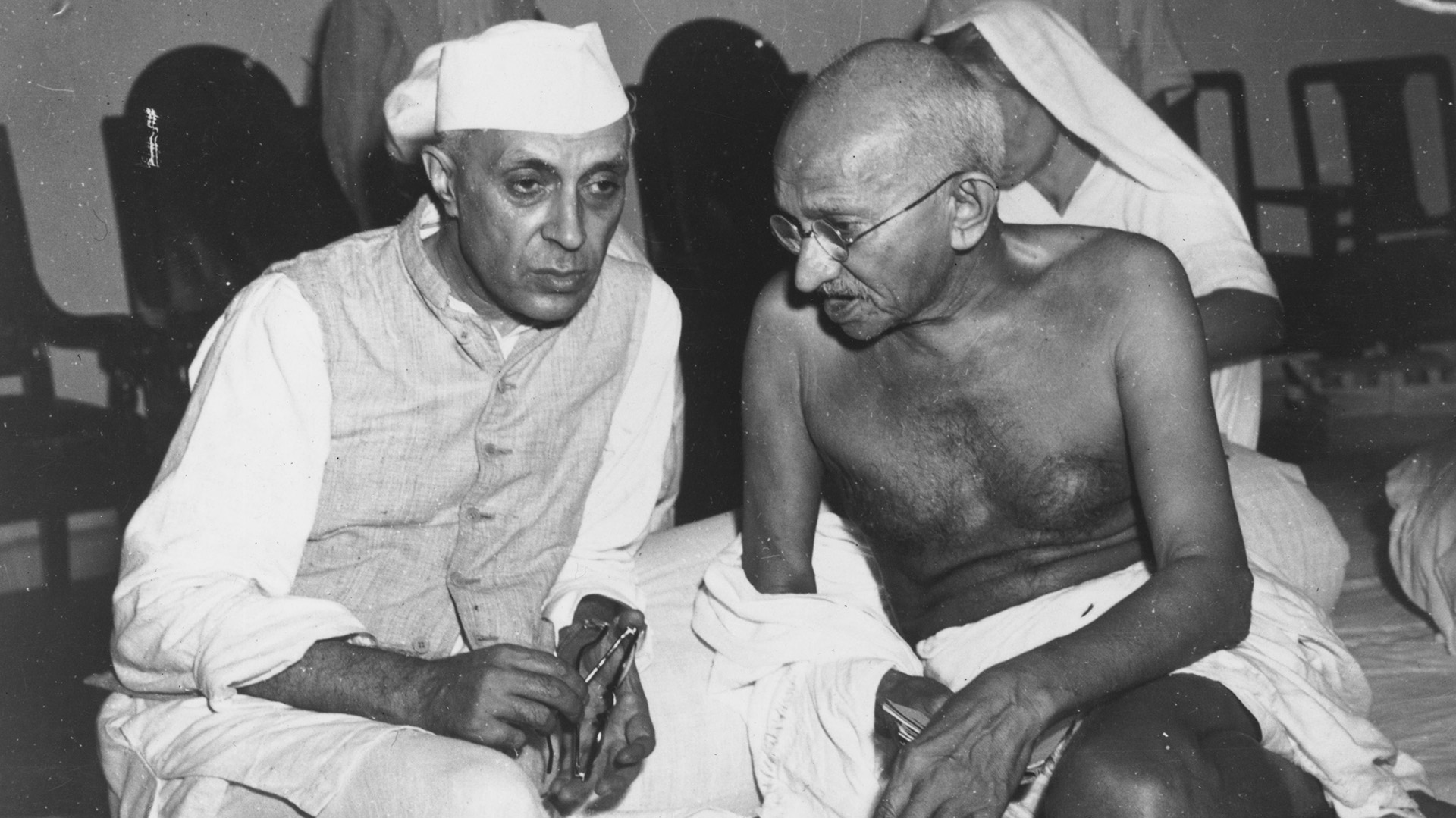 Gandhi junto al político Jawaharlal Nehru (Central Press/Getty Images)