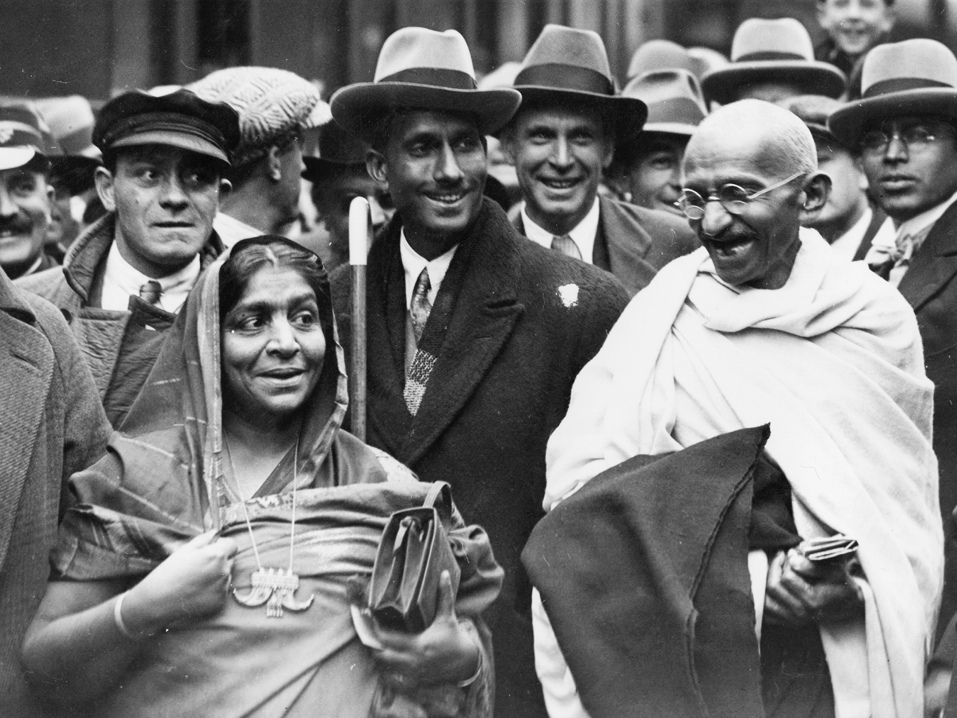 Gandhi en Inglaterra junto a la activista Sarojini Naidu (Douglas Miller/Getty Images)