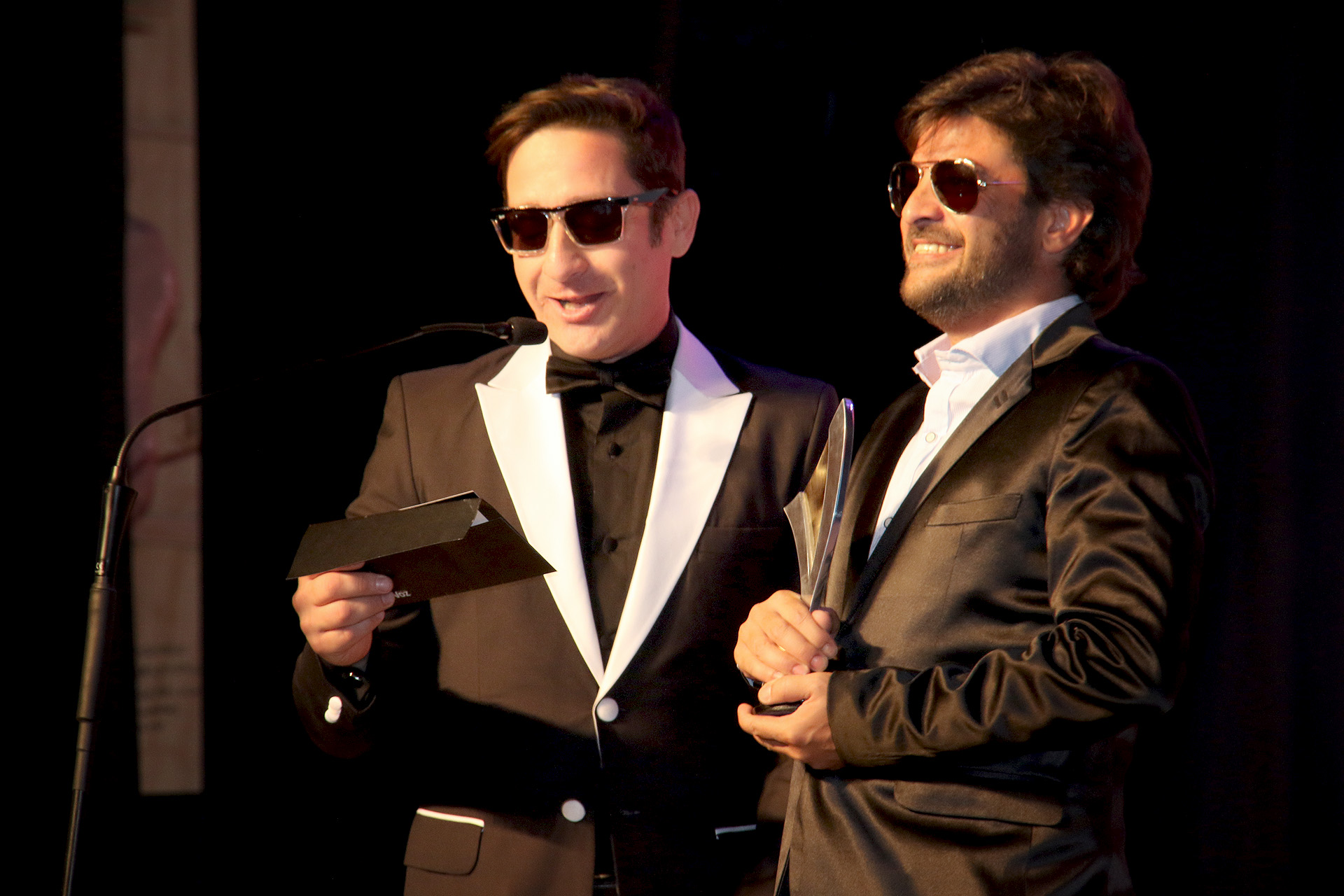Pablo Rago recibiendo su premio