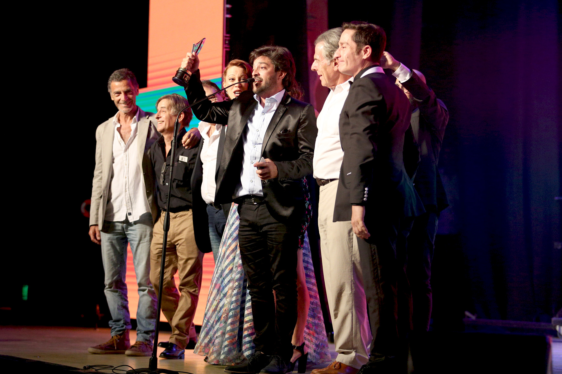 El elenco de “Como el culo” recibiendo su premio