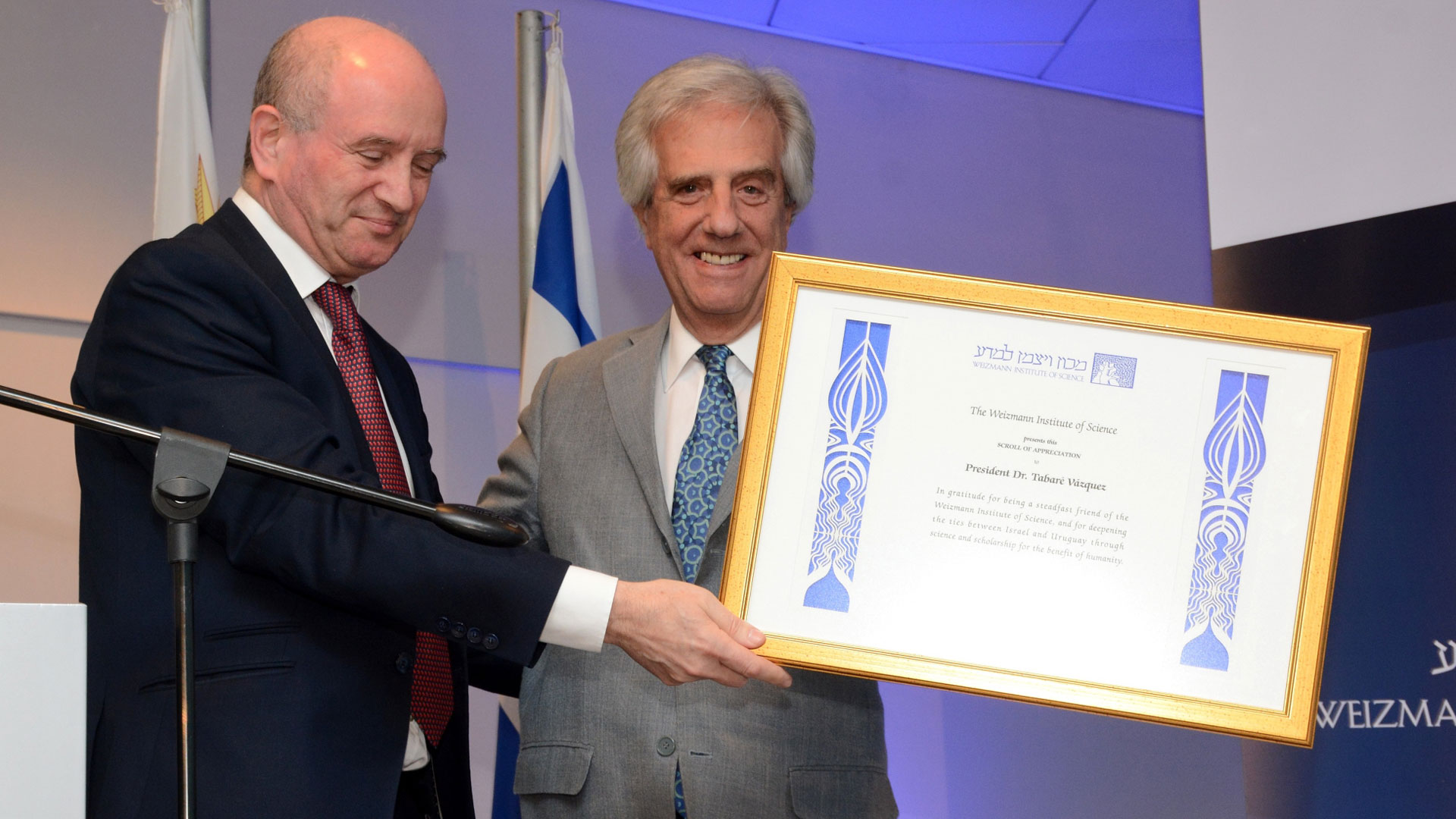 El presidente uruguayo Tabaré Vázquez recibiendo la distinción del instituto, donde cursó estudios superiores.