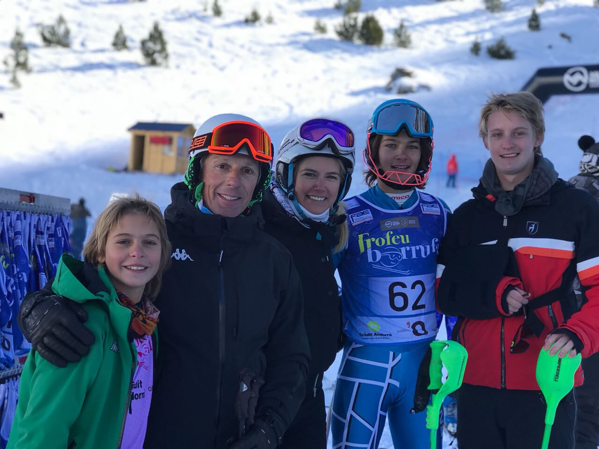 El orgullo de Valeria Mazza y Alejandro Gravier junto a Tiziano, Taina y Balthazar, otro gran campeón que sigue cosechando títulos en el esquí internacional