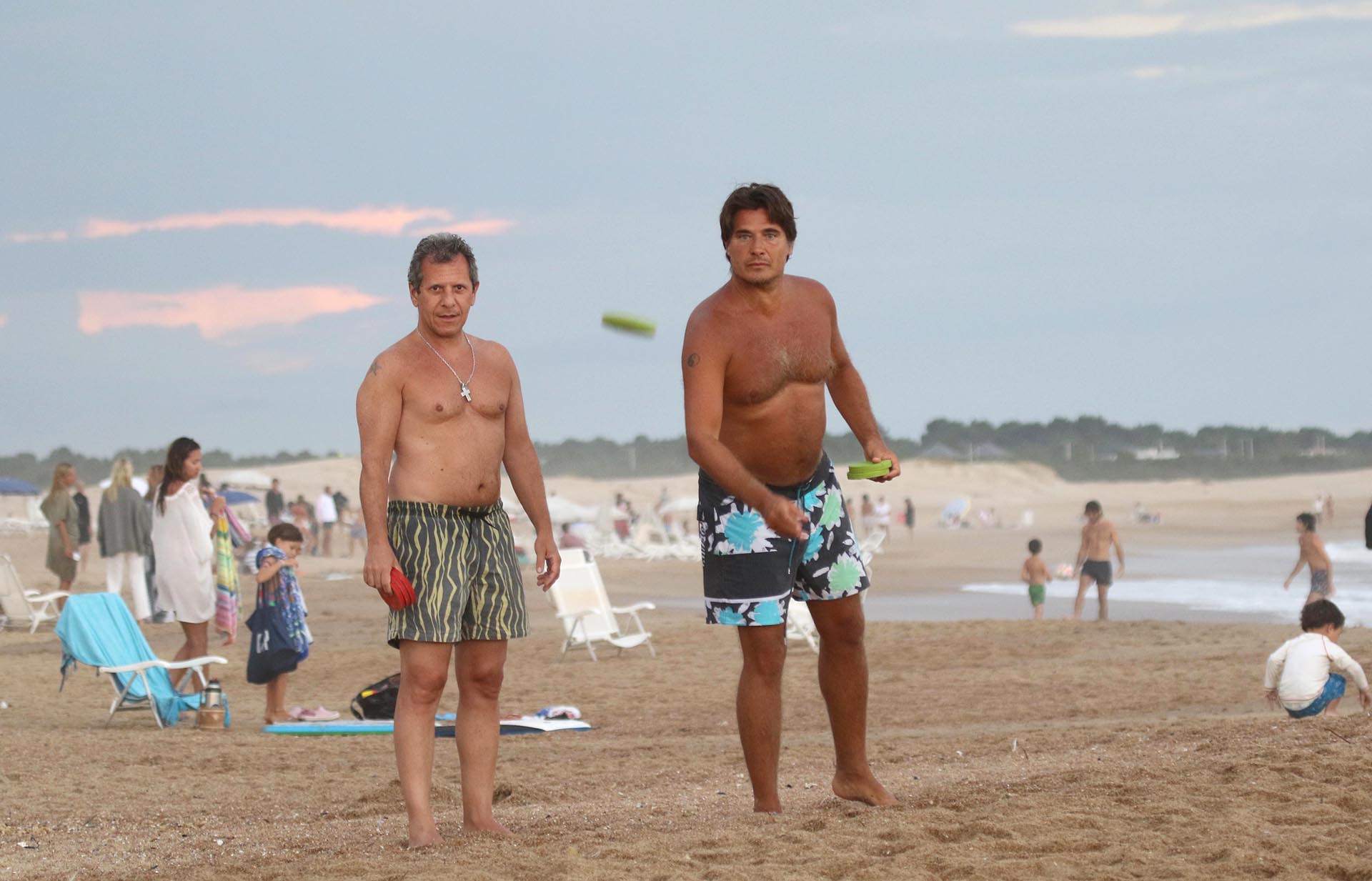 Guillermo Andino está de vacaciones en Punta del Este. El conductor de América aprovechó para jugar al tejo en la playa