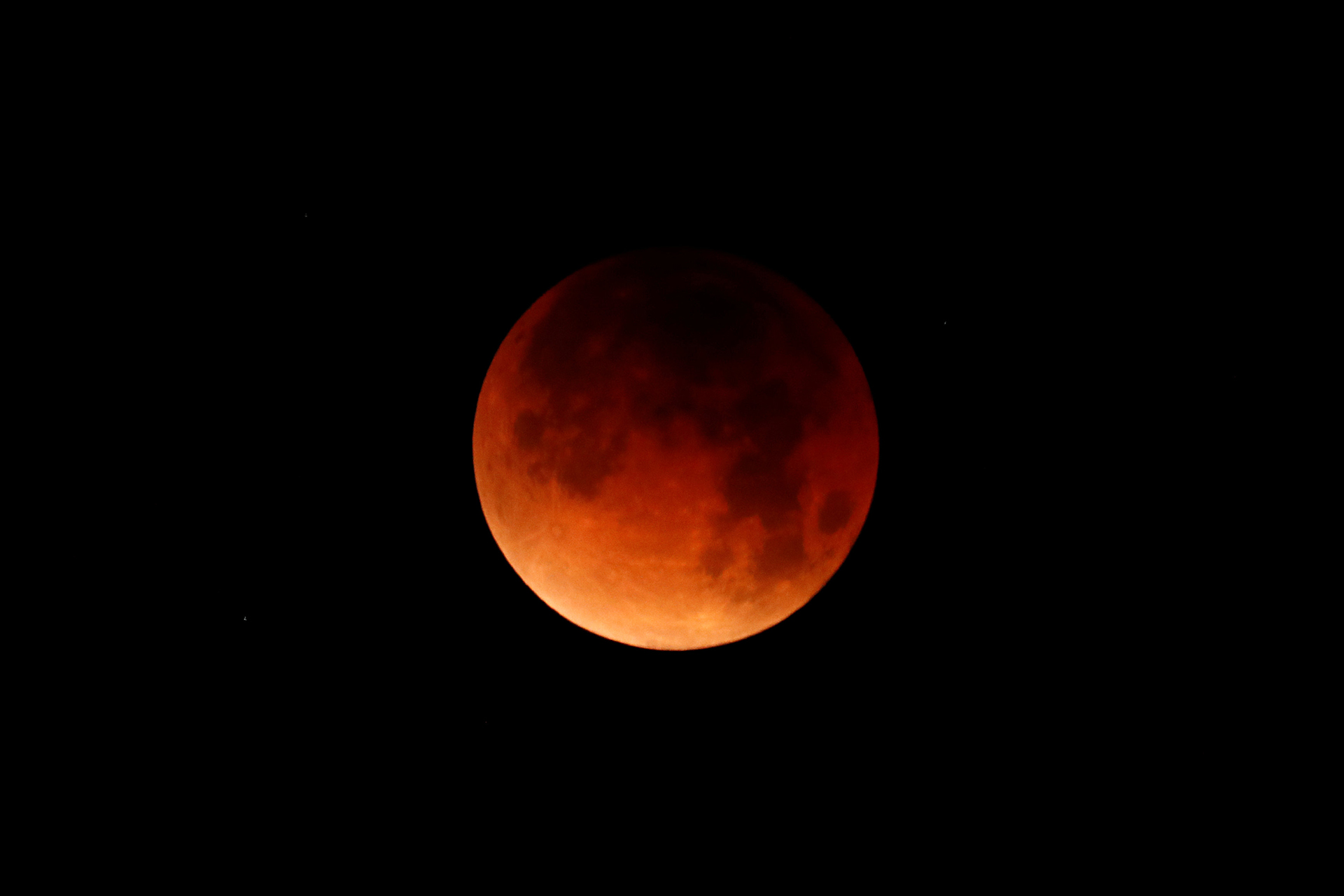 Se muestra un eclipse lunar sobre el océano en Oceanside, California, Estados Unidos, el 31 de enero de 2018. (Reuters)