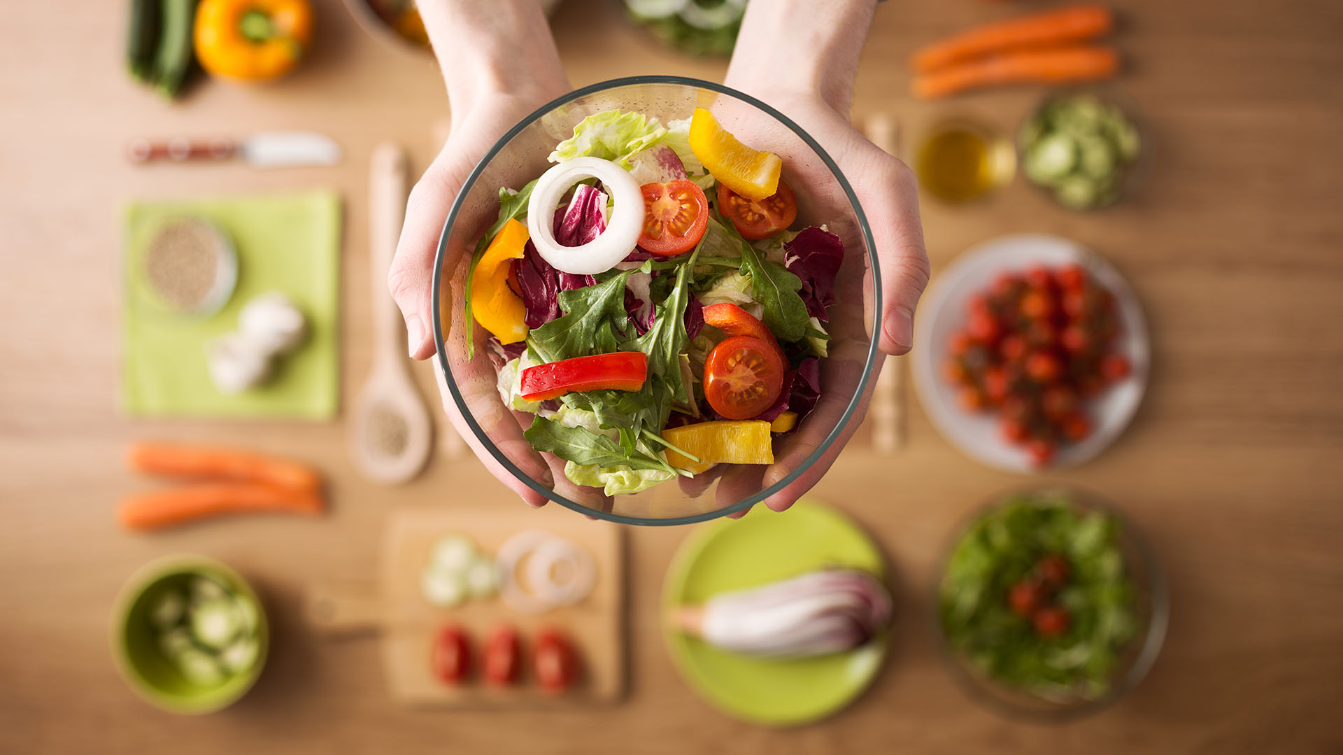 Un plan de descenso de peso debe incluir variedad de frutas y verduras (Getty)