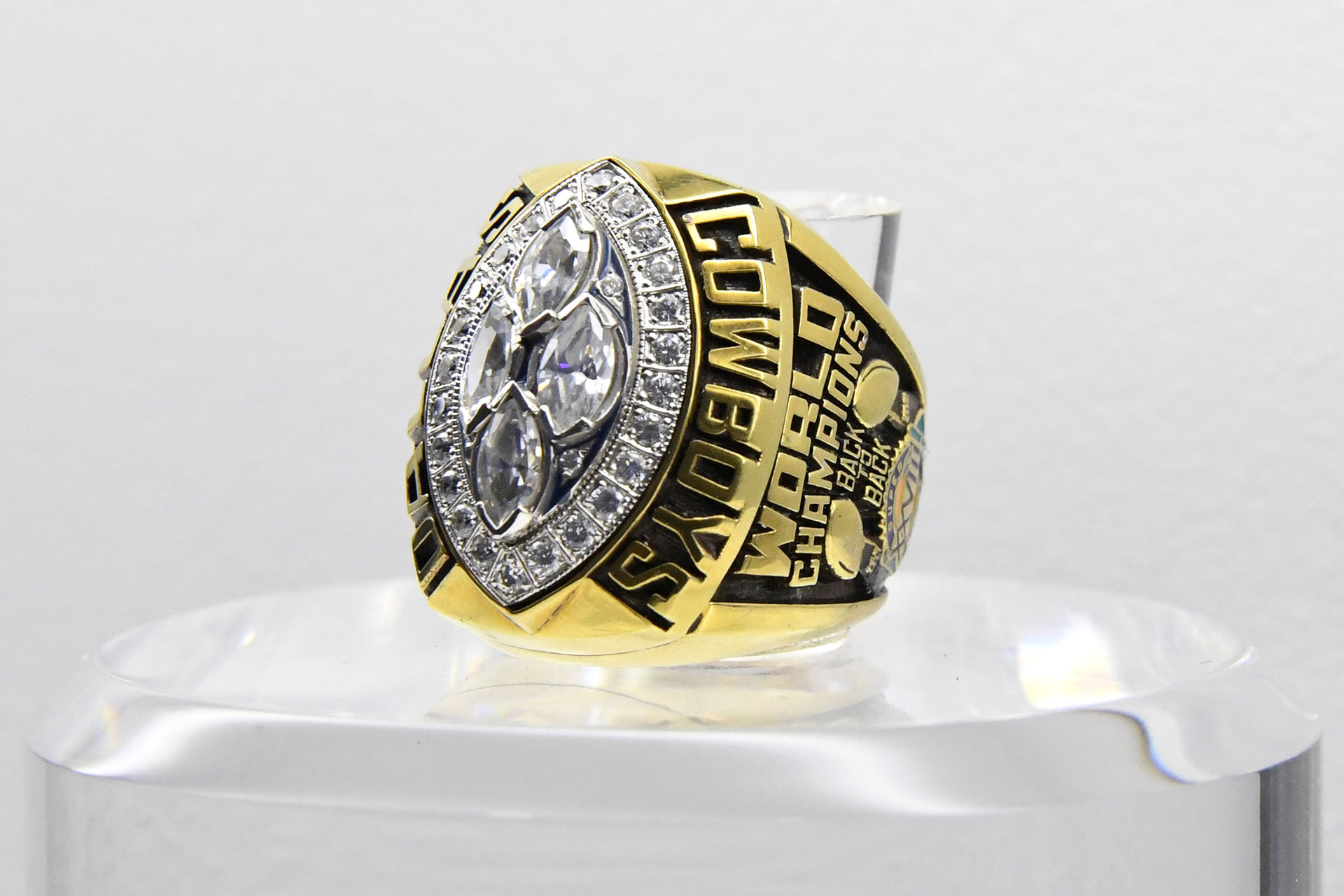 El anillo que conmemora a los ganadores del Super Bowl XXVIII de 1994, los Dallas Cowboys, que superaron 30-13 a los Buffalo Bills en el Georgia Dome de Atlanta