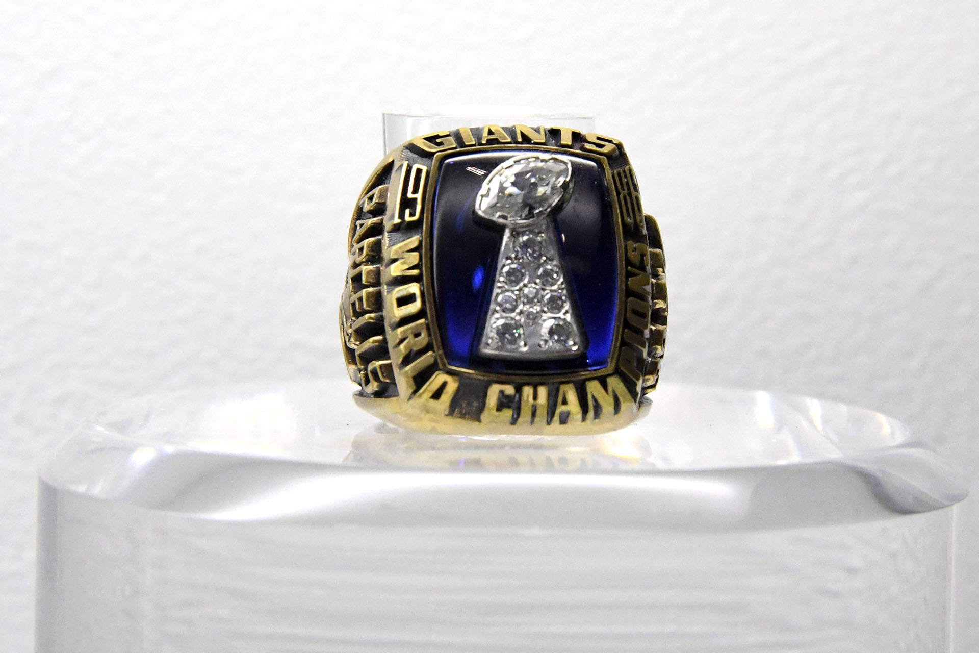 El anillo del Super Bowl XXI conmemora a los New York Giants que vencieron 39 a 20 a los Denver Broncos en el Rose Bowl de Pasadena, California en 1987