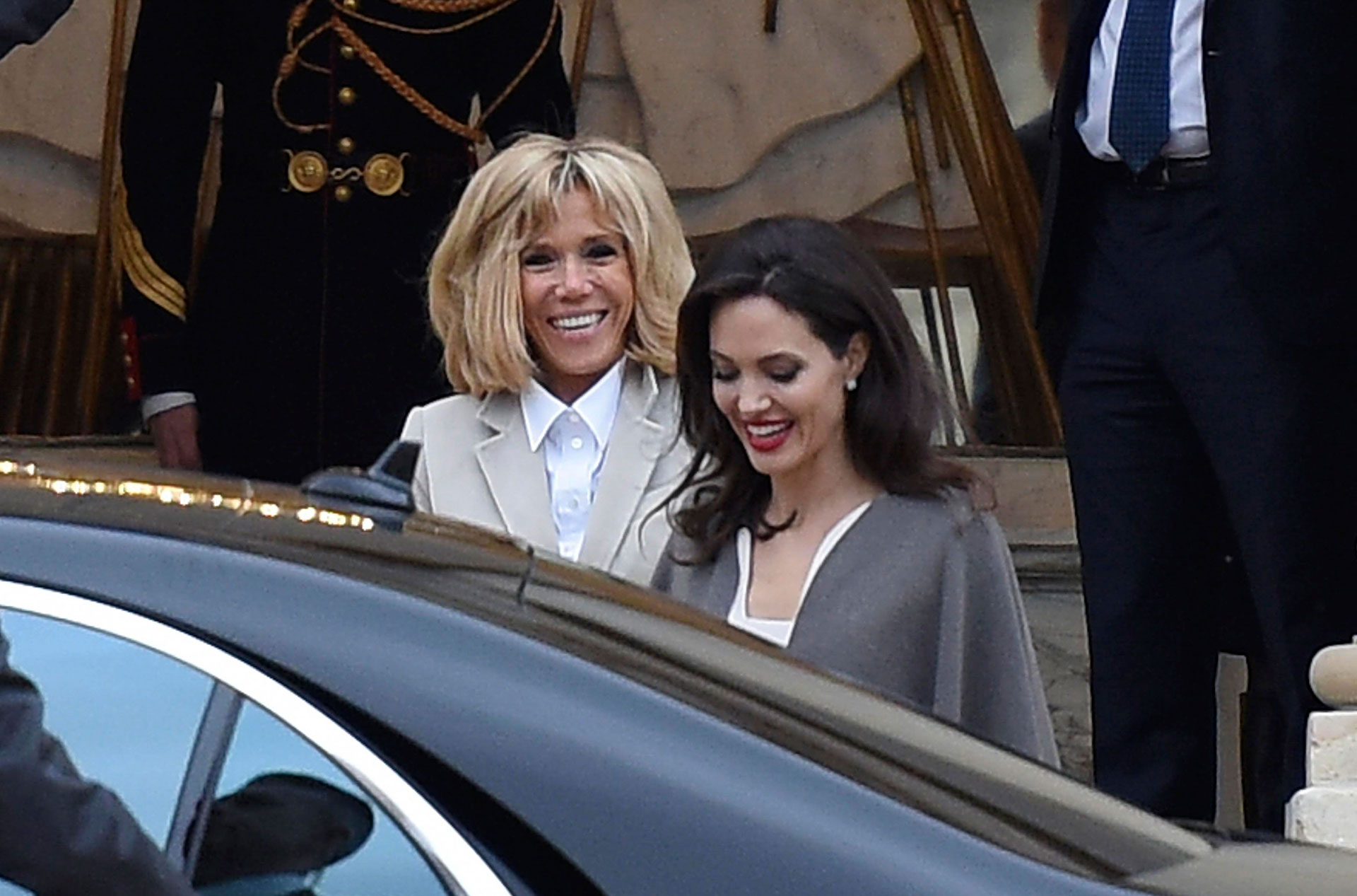 Brigitte Macron despidió a Angelina Jolie en la entrada del Elíseo y la acompañó hasta el auto. Ambas se saludaron afectuosamente y con una gran sonrisa /// Fotos: Grosby Group