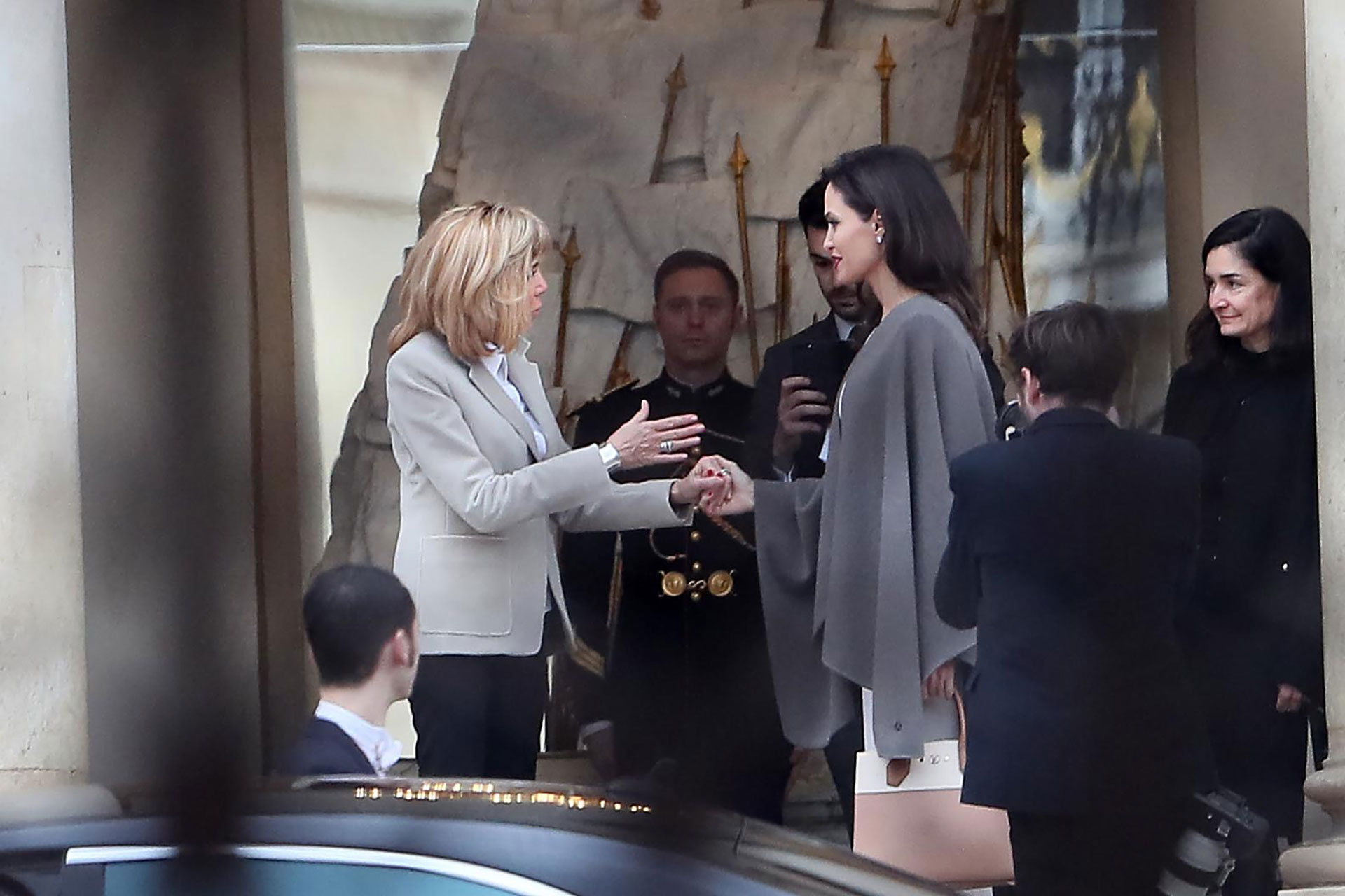 Angelina Jolie aterrizó en París en compañía de sus hijos, junto a quienes recorrió la ciudad. Más tarde, asistió al encuentro con Brigitte Macron, con quien conversó sobre violencia de género y temas relacionados con la educación