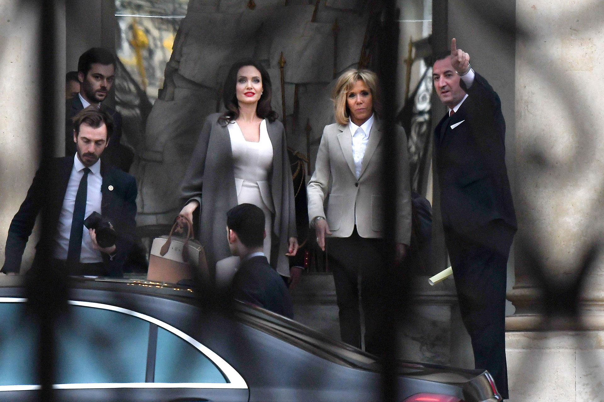 Fiel a su estilo, Brigitte Macron se decantó por un estilismo formal pero moderno