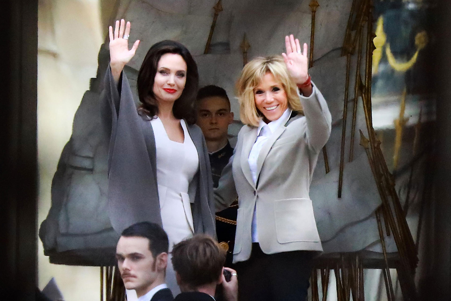 La actriz estadounidense y la Primera Dama de Francia saludaron a las cientos de personas que se acercaron a tomarles fotos en la entrada al Elíseo