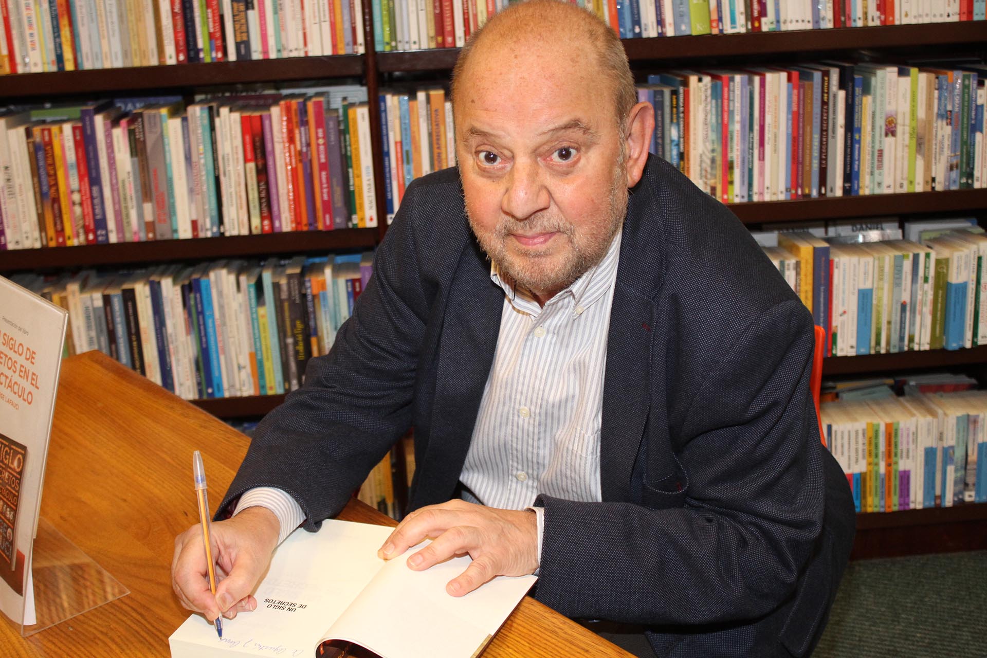 Jorge Lafauci firmando un ejemplar de su libro