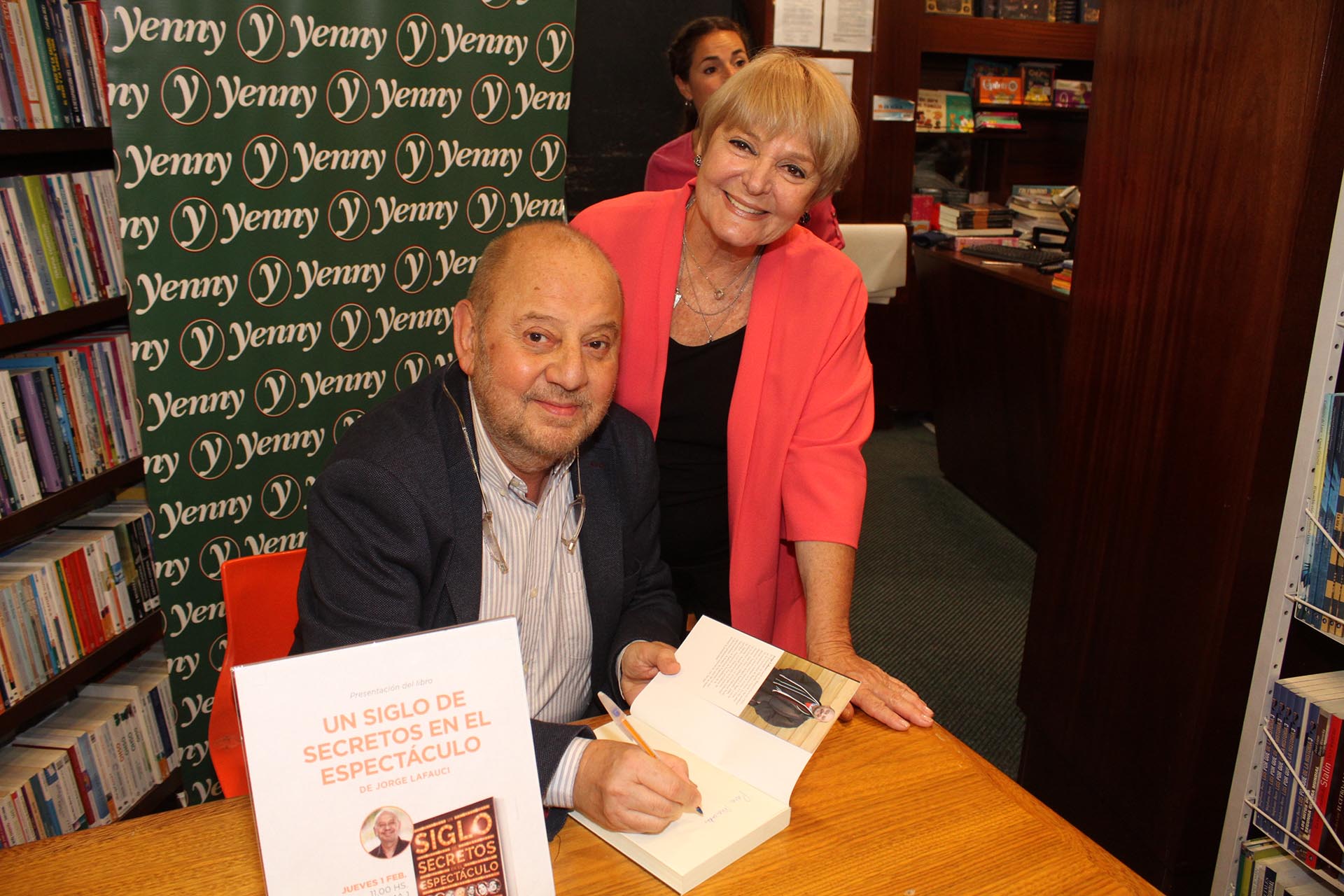 Jorge Lafauci dedicándole el libro a Claudia Lapacó