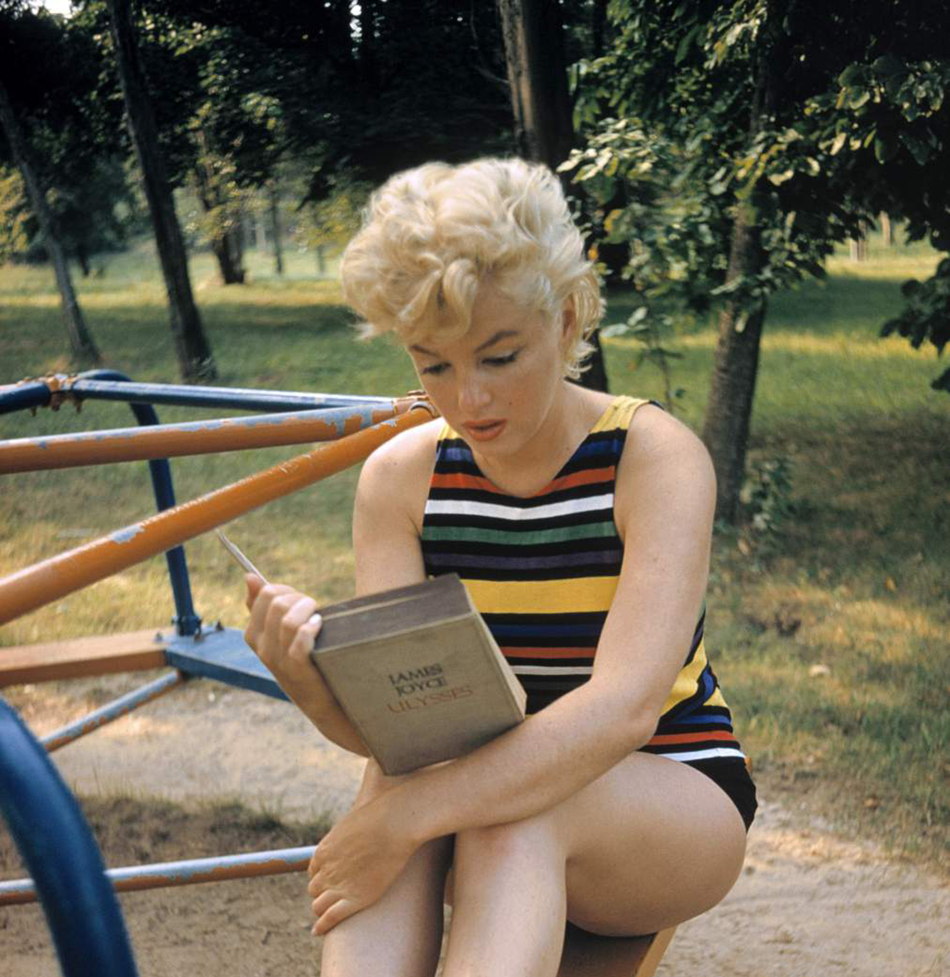 Marilyn Monroe en Long Island, New York, año 1955, leyendo el “Ulises” de Joyce