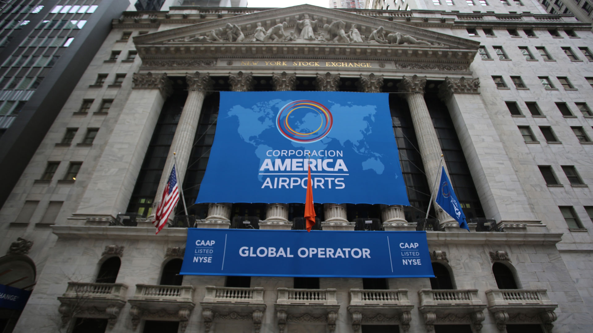 La tradicional fachada con los banners que celebraban la llegada de Corporación America Airports a sus pizarras de cotización. (New York Stock Exchange, NYSE)