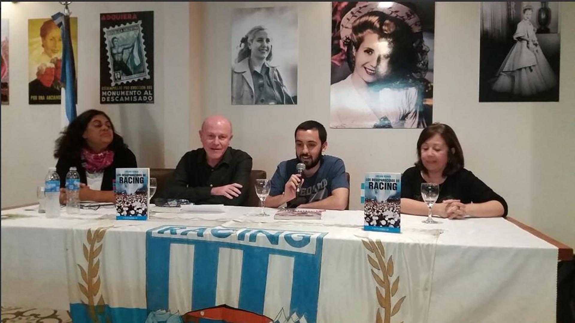 El autor del libro habla durante una de las presentaciones de su obra