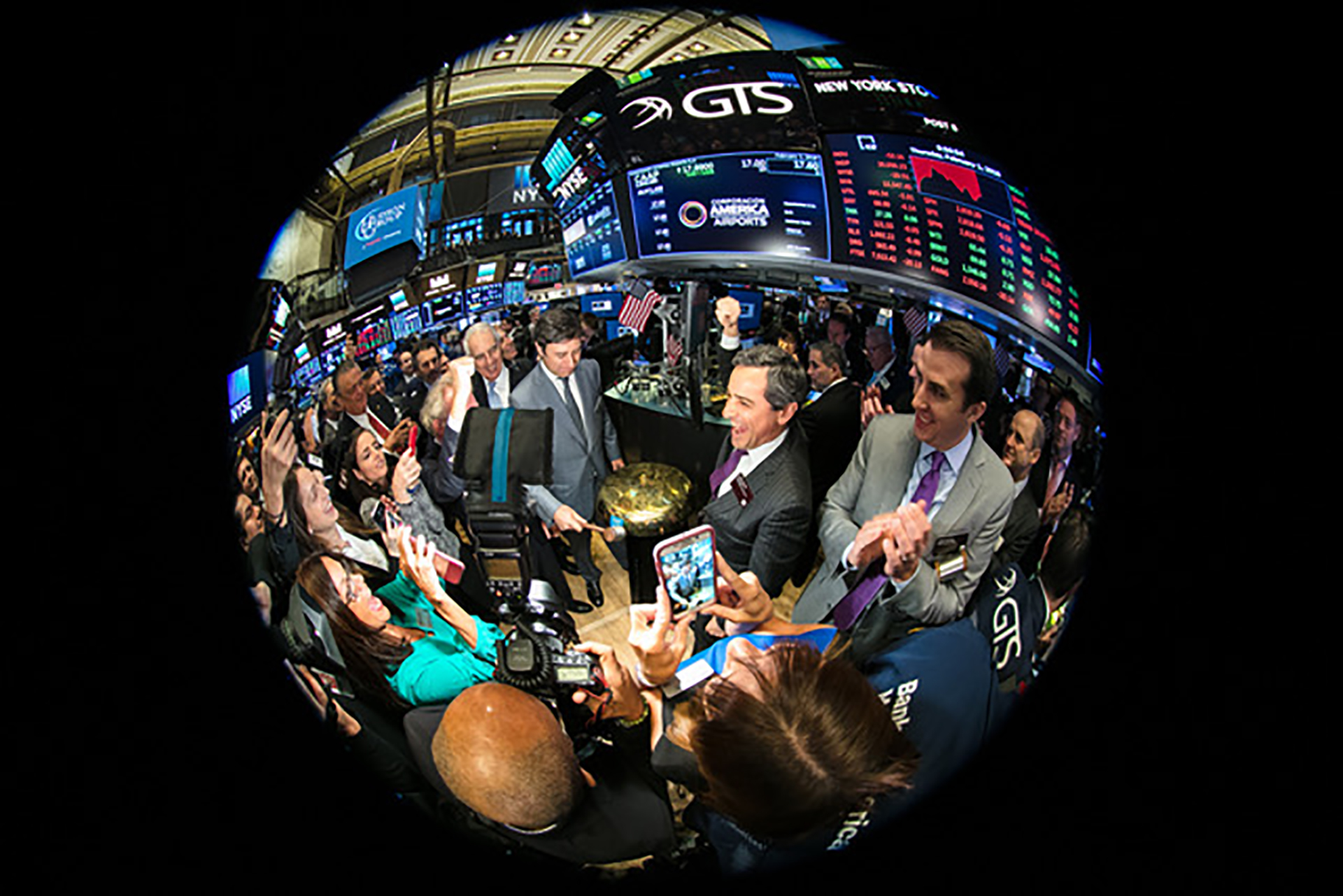 Ceremonia de toque de campana en el trading floor de la bolsa de valores de Nueva York.