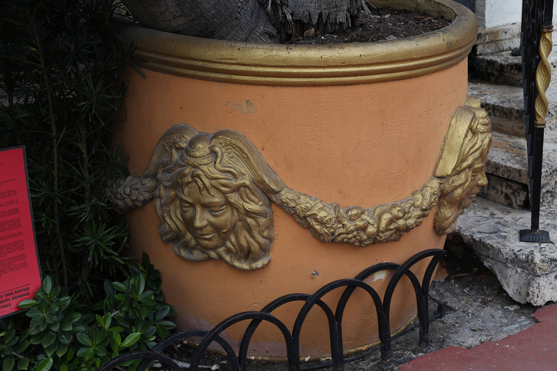 Medusa, repetida en una de las vasijas del jardín (Foto: Luis Fernández / Teleshow)