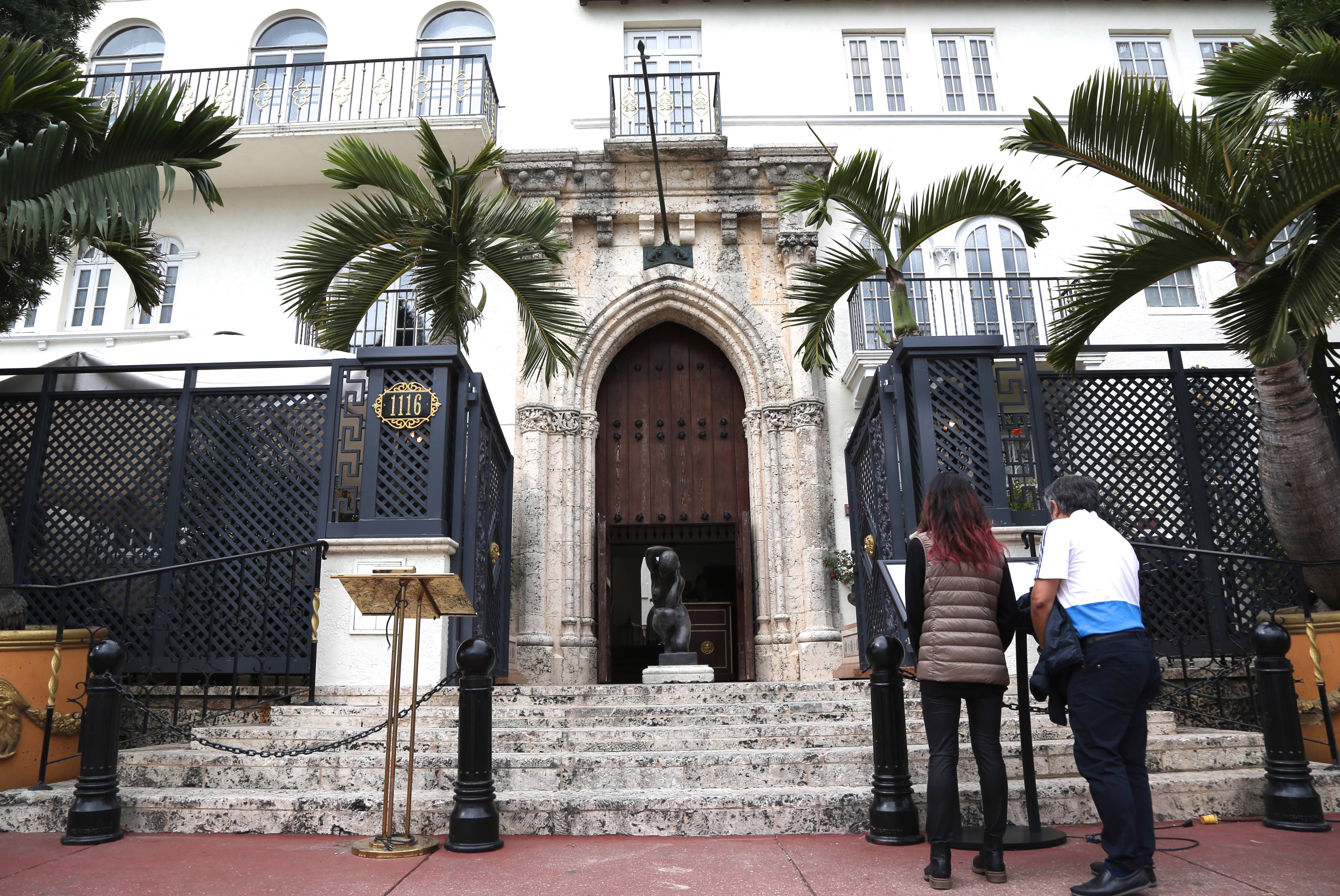 Dos turistas consultan el menú del restaurante que desde hace unos años funciona en Casa Casuarina (Foto: Luis Fernández / Teleshow)