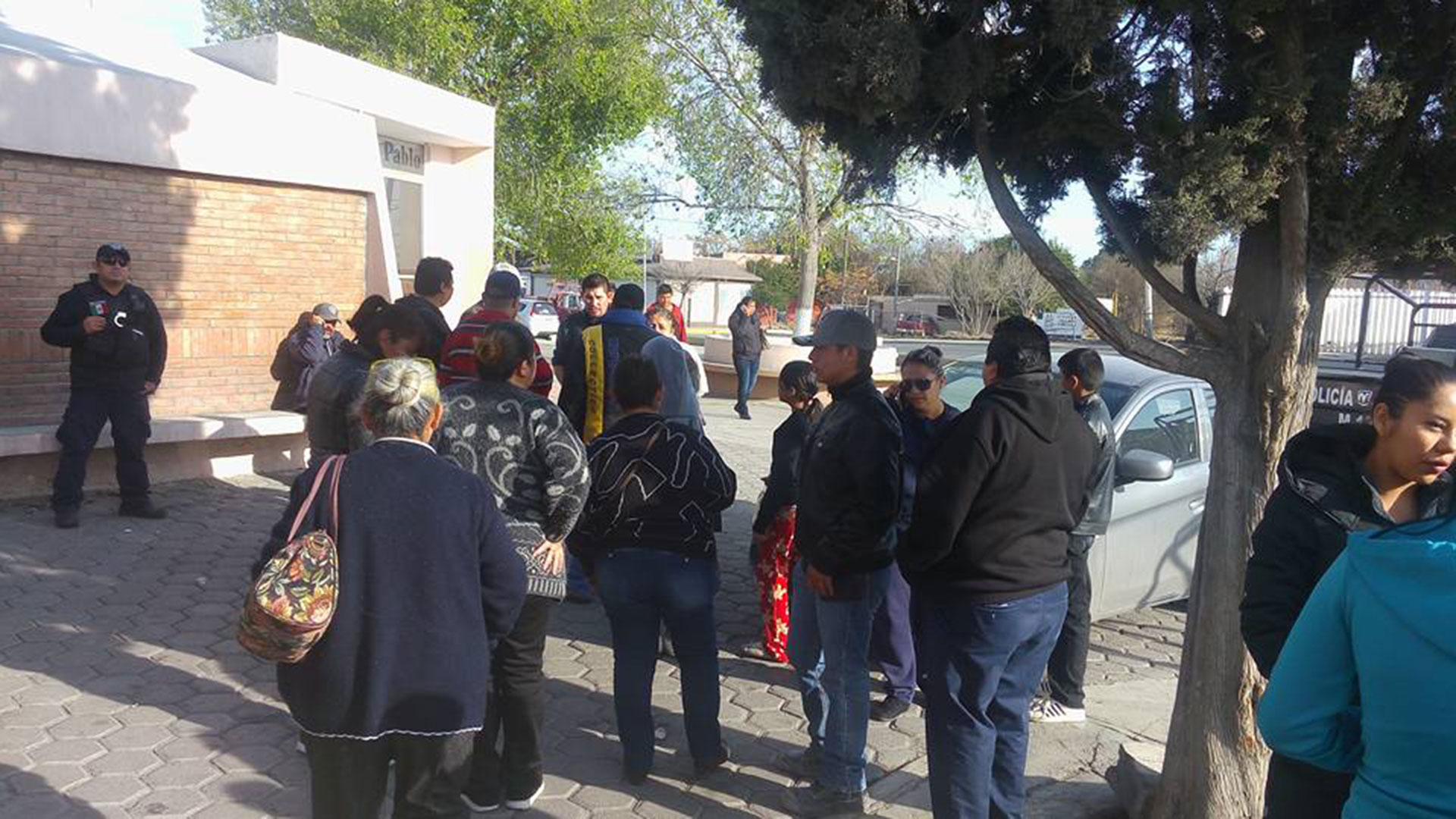 La ciudadanía, los policías municipales y algunos militares llegaron a dar el pésame a Don Ramón