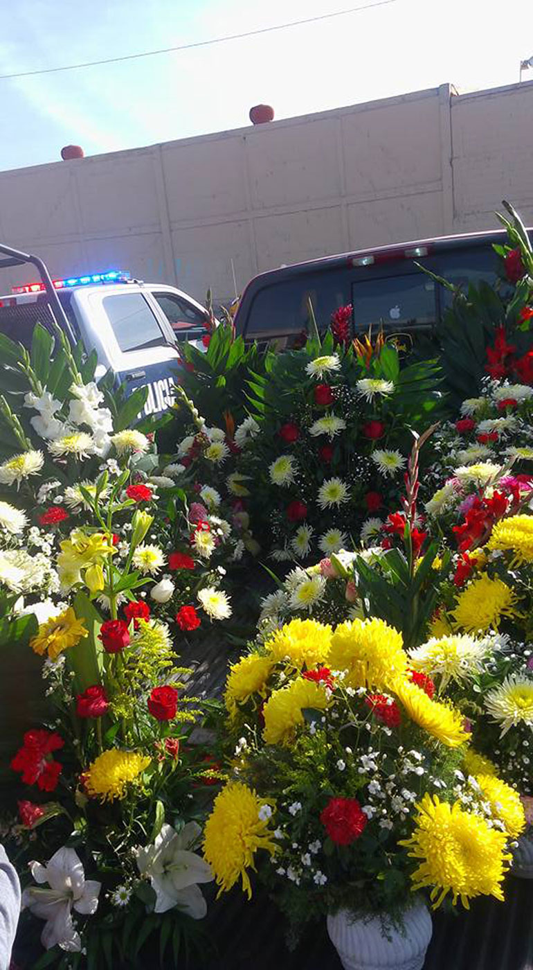 Los policías municipales utilizaron dos camionetas oficiales para llevar las flores al panteón donde fue enterrada María Asunción