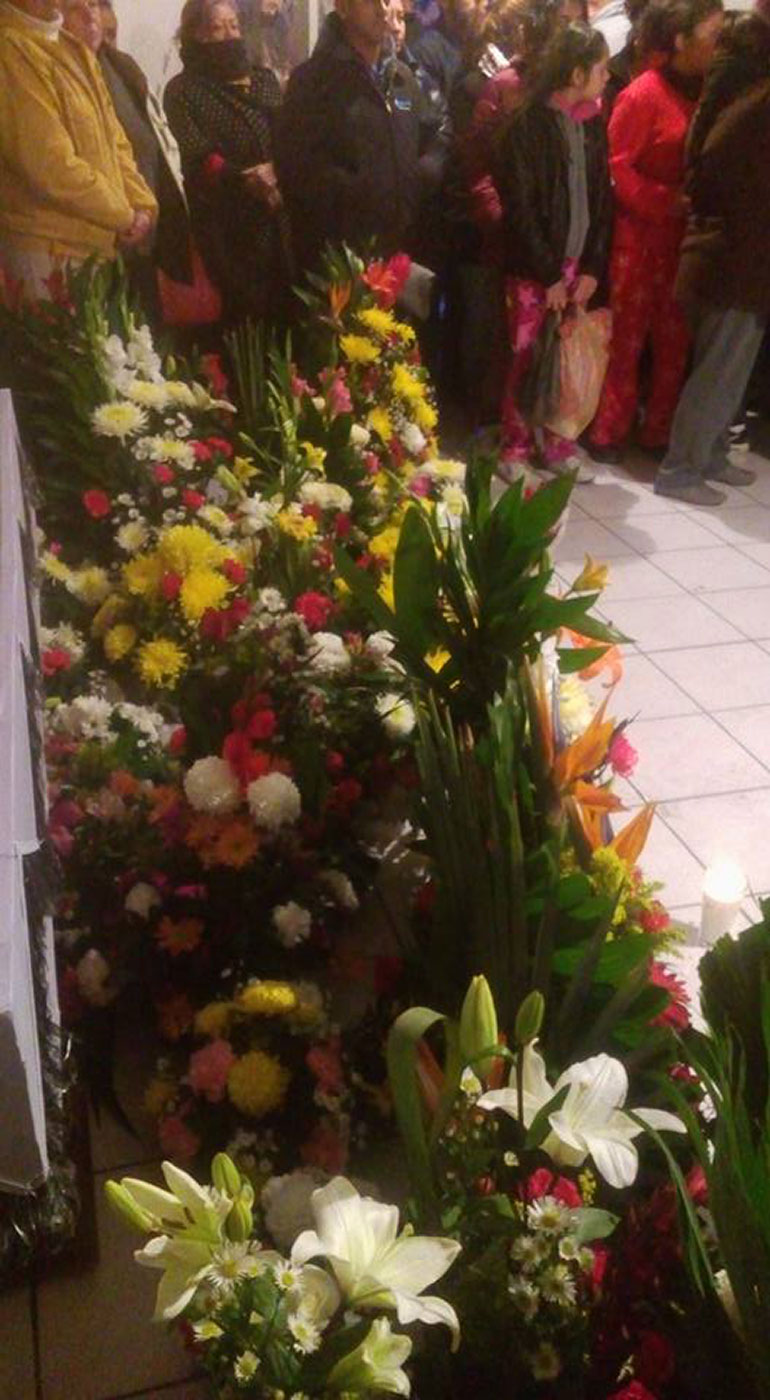 Las personas colocaron flores y acompañaron a Don Ramón y a su hijo en la velación y funeral de María Asunción