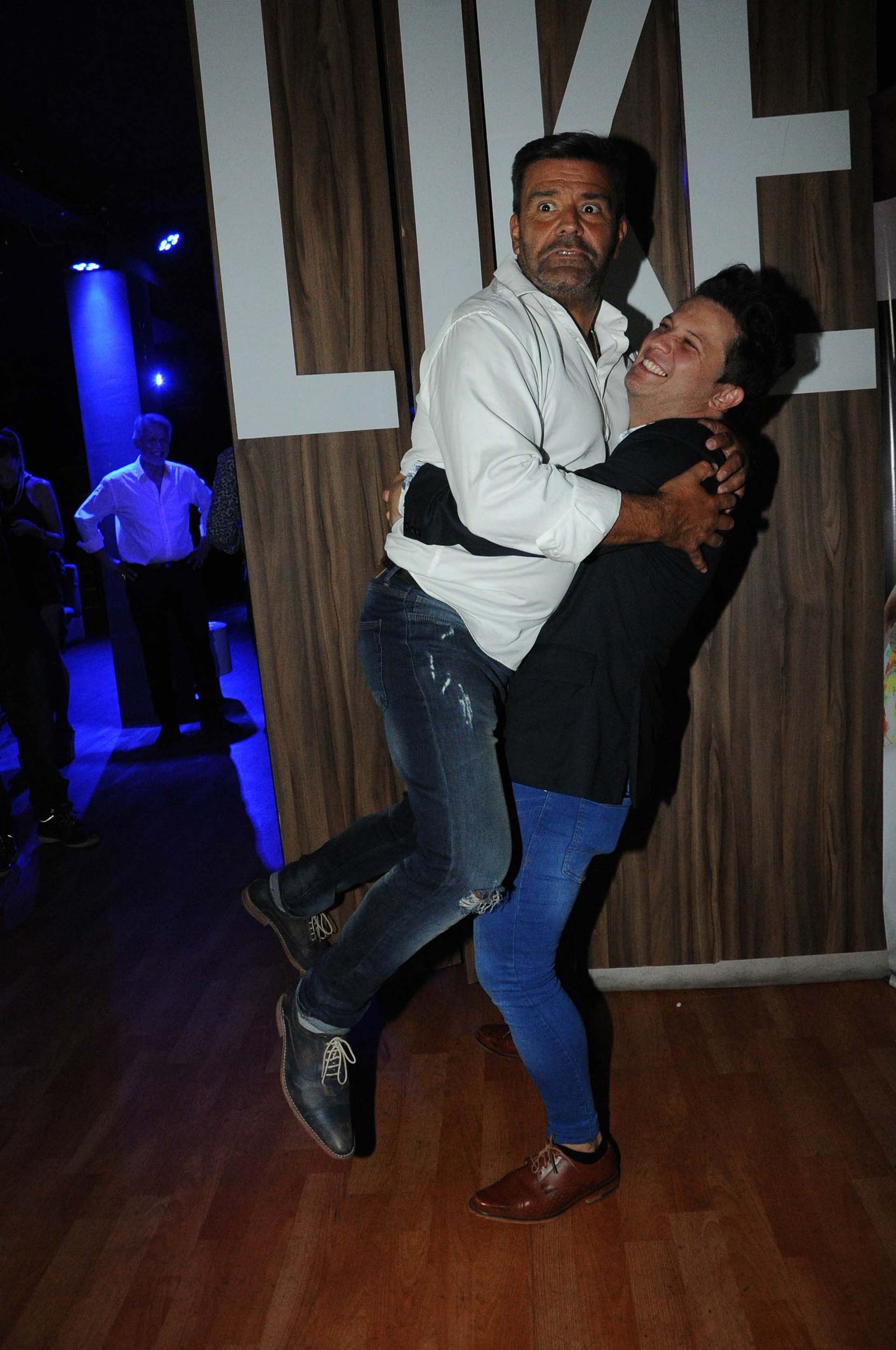No faltaron las bromas con el Chiqui Abecasis, otro compañero de elenco (Verónica Guerman / Teleshow)
